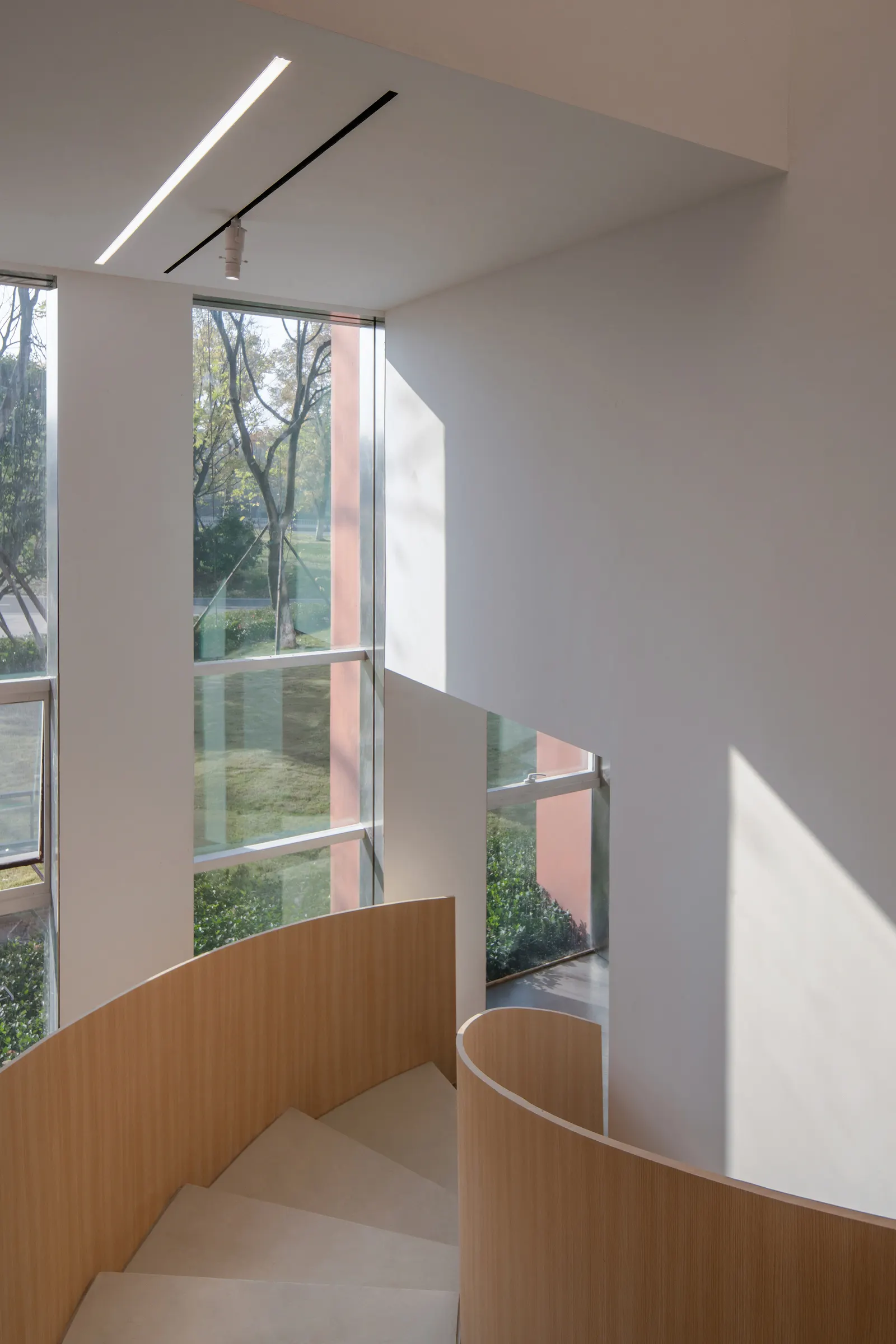 REDGE Contemporary Art Center / Atelier Meadow