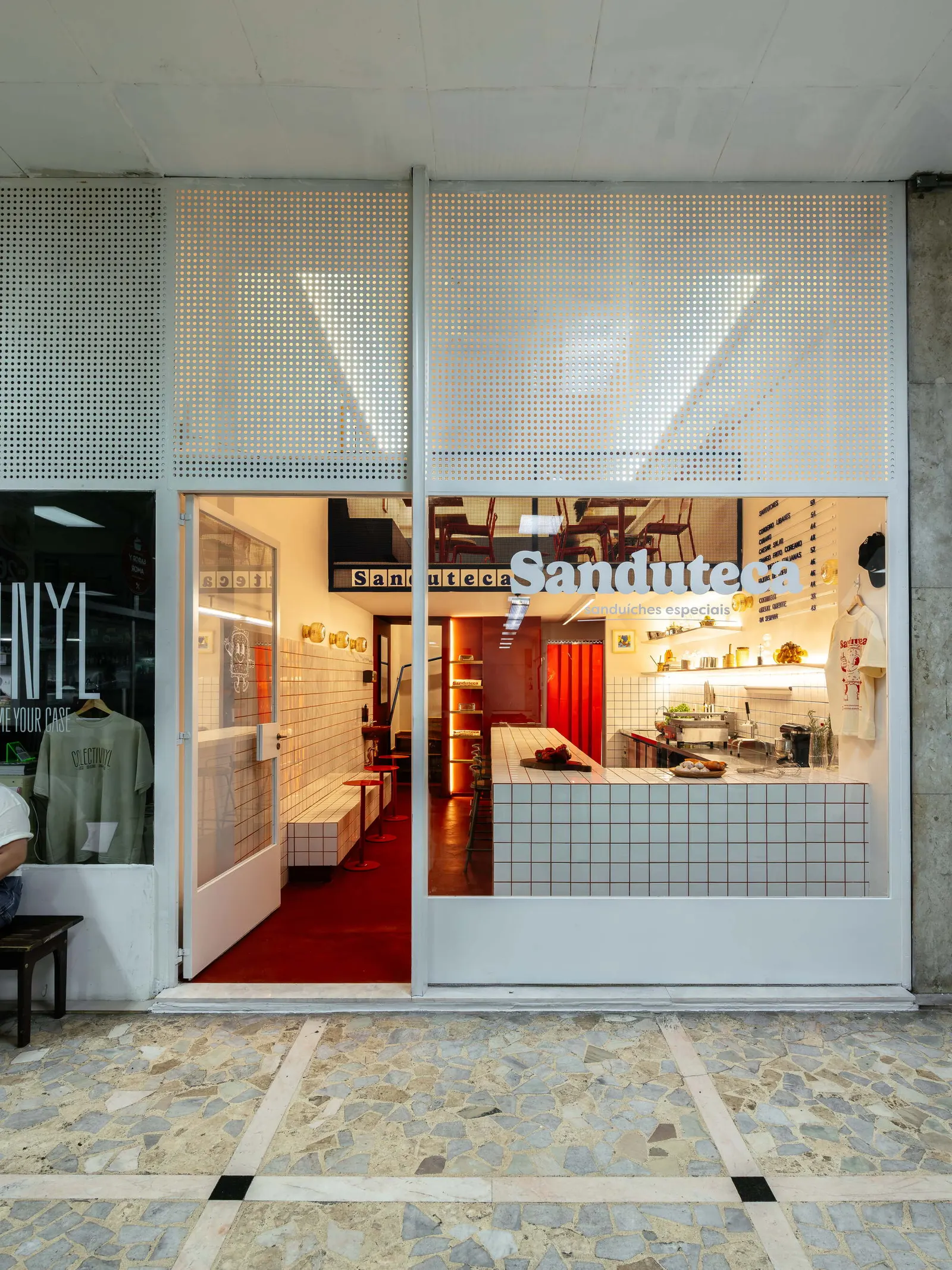 Sanduteca — «библиотека вкусов» в Galeria Metrópole от Estúdio Cajalima