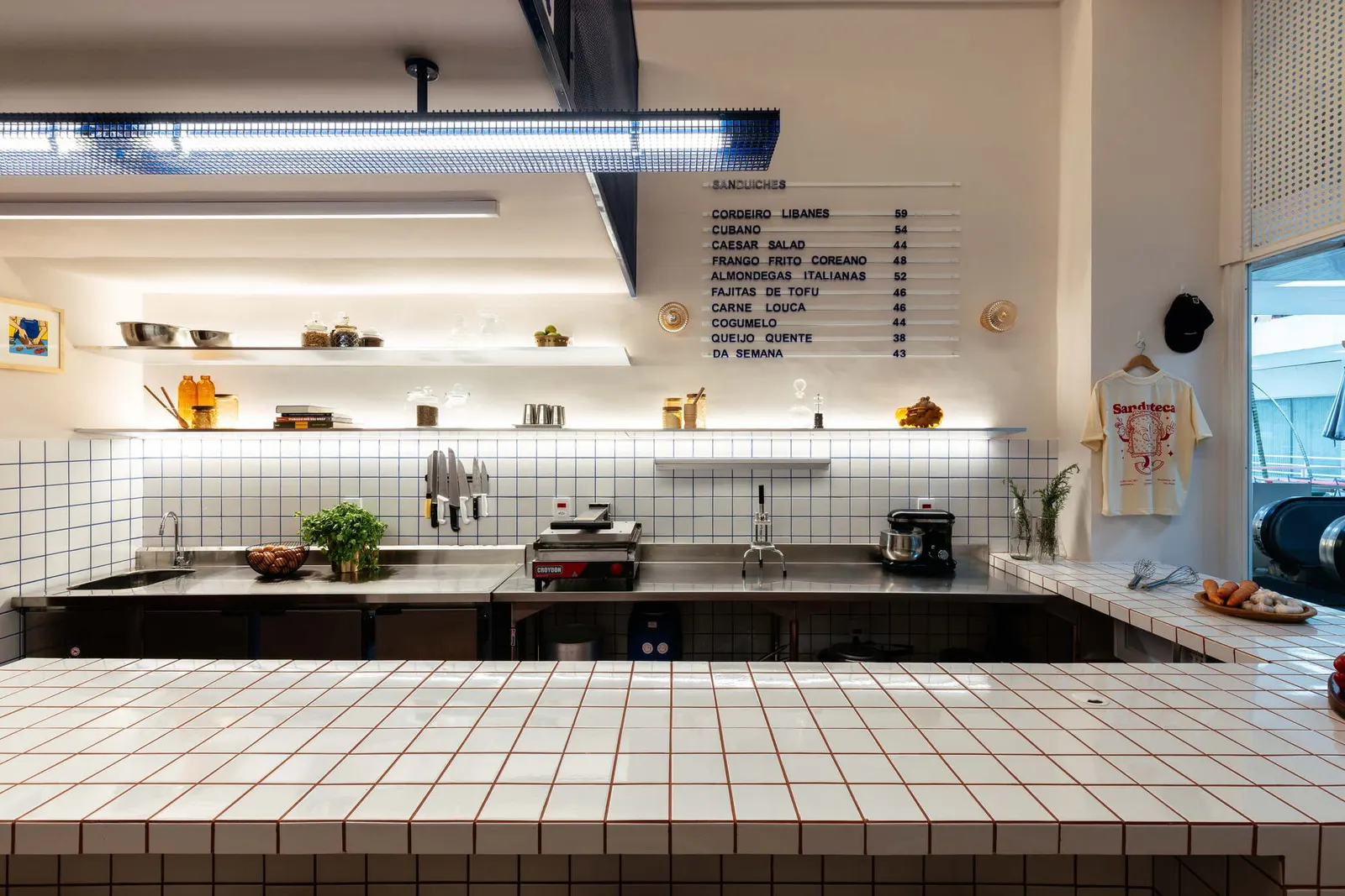 Sanduteca — «библиотека вкусов» в Galeria Metrópole от Estúdio Cajalima