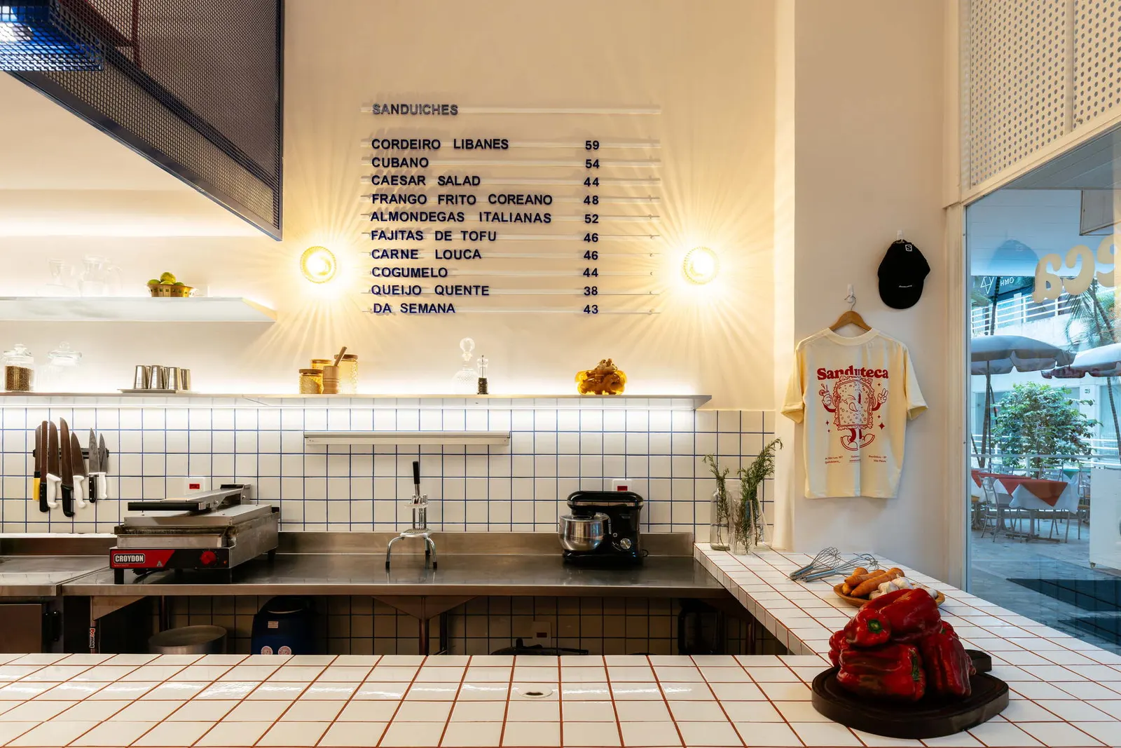 Sanduteca — «библиотека вкусов» в Galeria Metrópole от Estúdio Cajalima