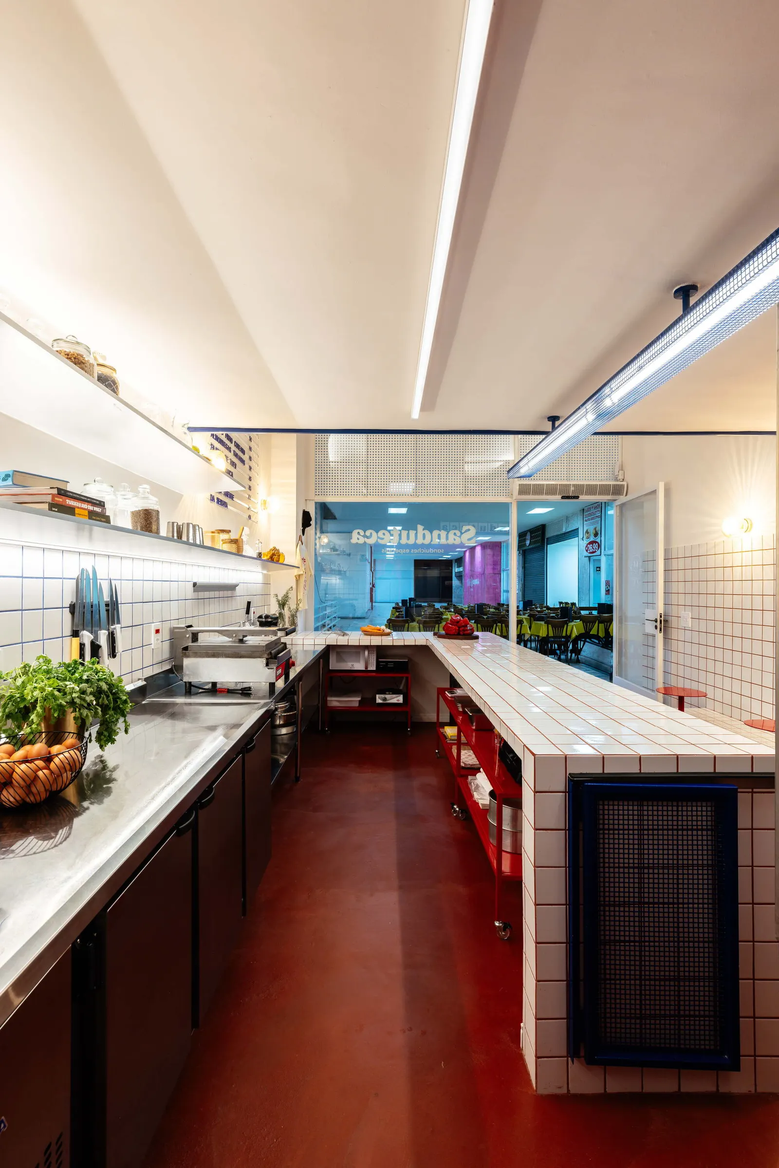 Sanduteca — «библиотека вкусов» в Galeria Metrópole от Estúdio Cajalima