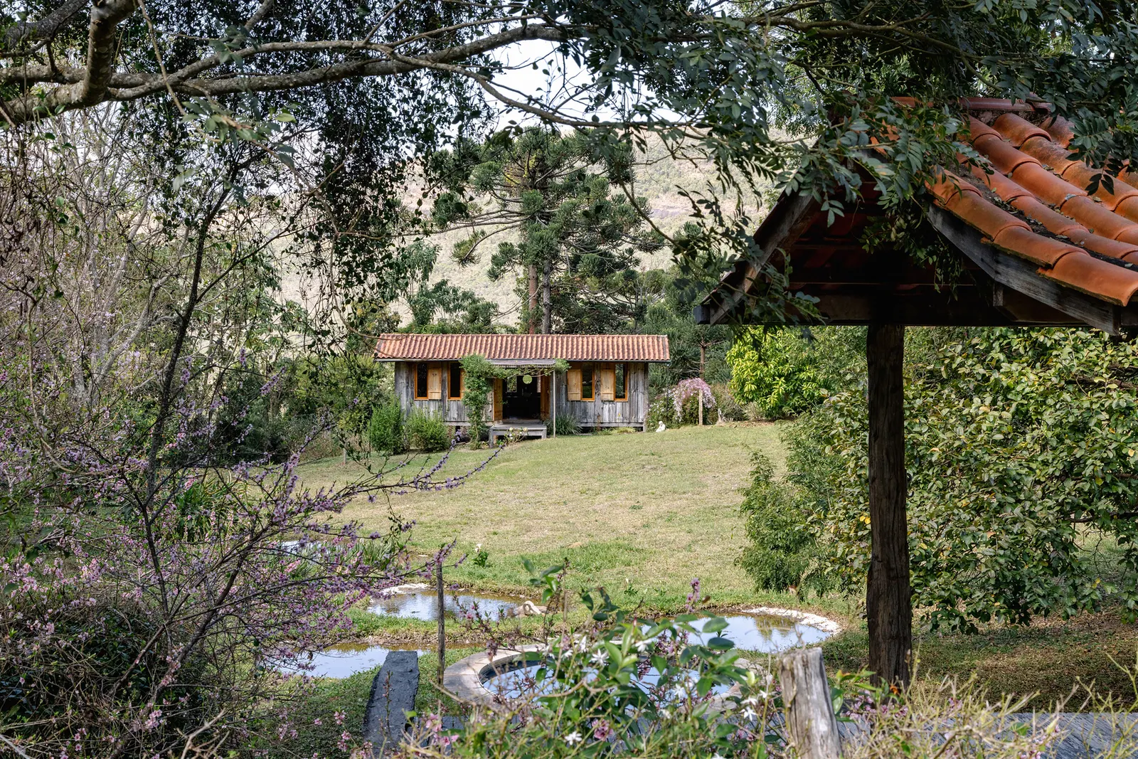 Дом Ponta Fina в Айуруоке: Gil Mello Arquitetura возрождает освоение плато на склонах Serra do Papagaio