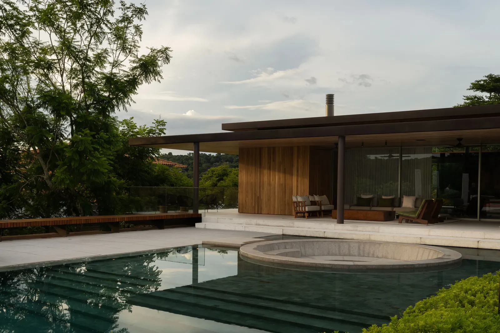 Дом Tear в Браганса-Паулиста: проект Felipe Caboclo Arquitetura, где структура, интерьер и сад переплетаются как нити