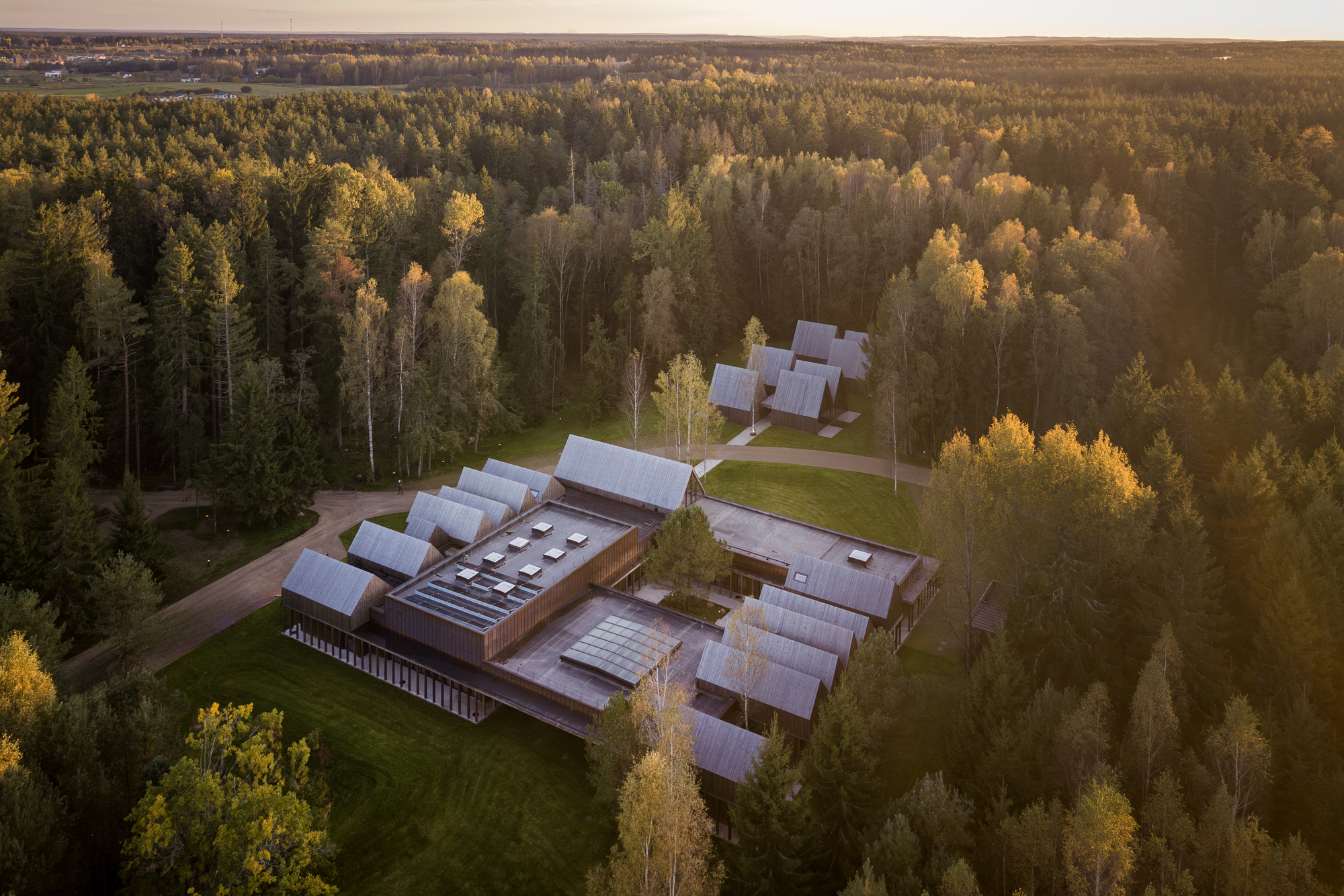 Sanctum Retreat / arches: ретрит в лесной поляне возле Бездонysa