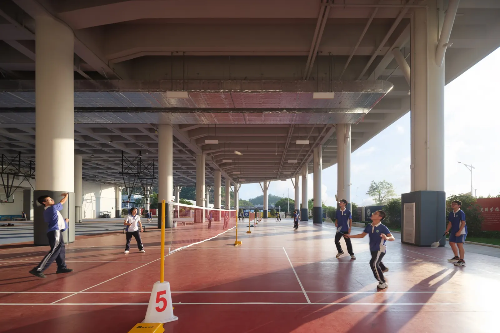 Школа-кампус с террасами и дворами: The Nanshan Affiliated School of Beijing Normal University / Z&Z STUDIO