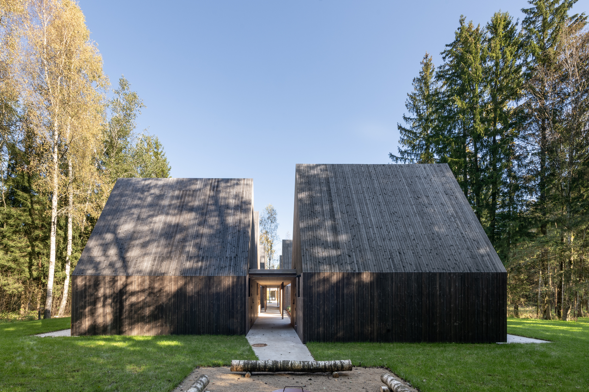 Sanctum Retreat / arches: ретрит в лесной поляне возле Бездонysa