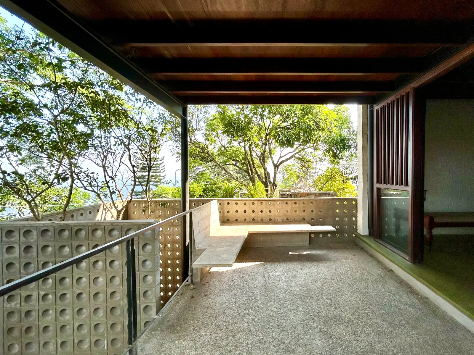 Primrose House / Robust Architecture Workshop: реконструкция дома в Канди с акцентом на свет и повторное использование