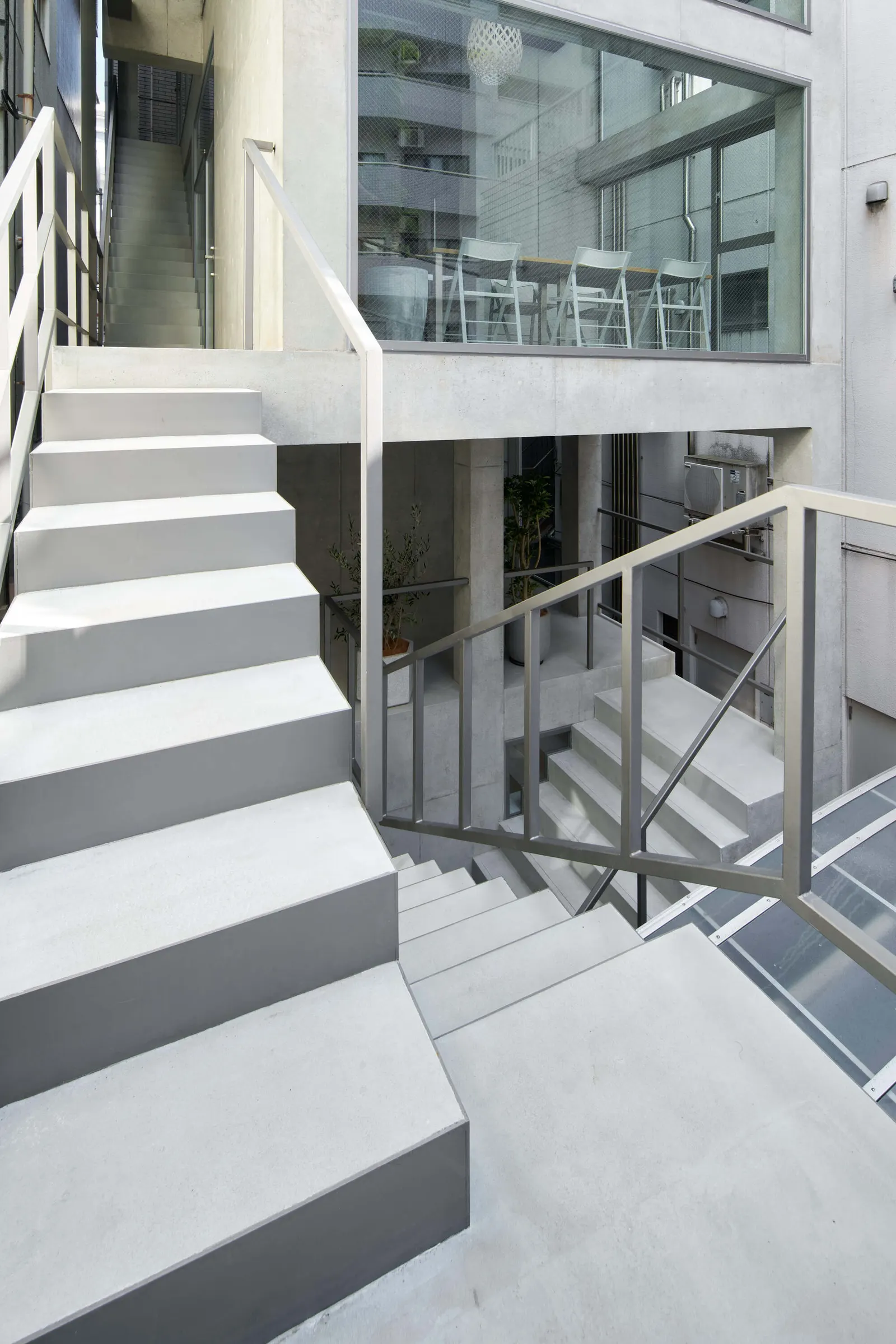 Koenji Office Building / SO&CO — офисный штаб-квартира на участке с фасадом 2 метра