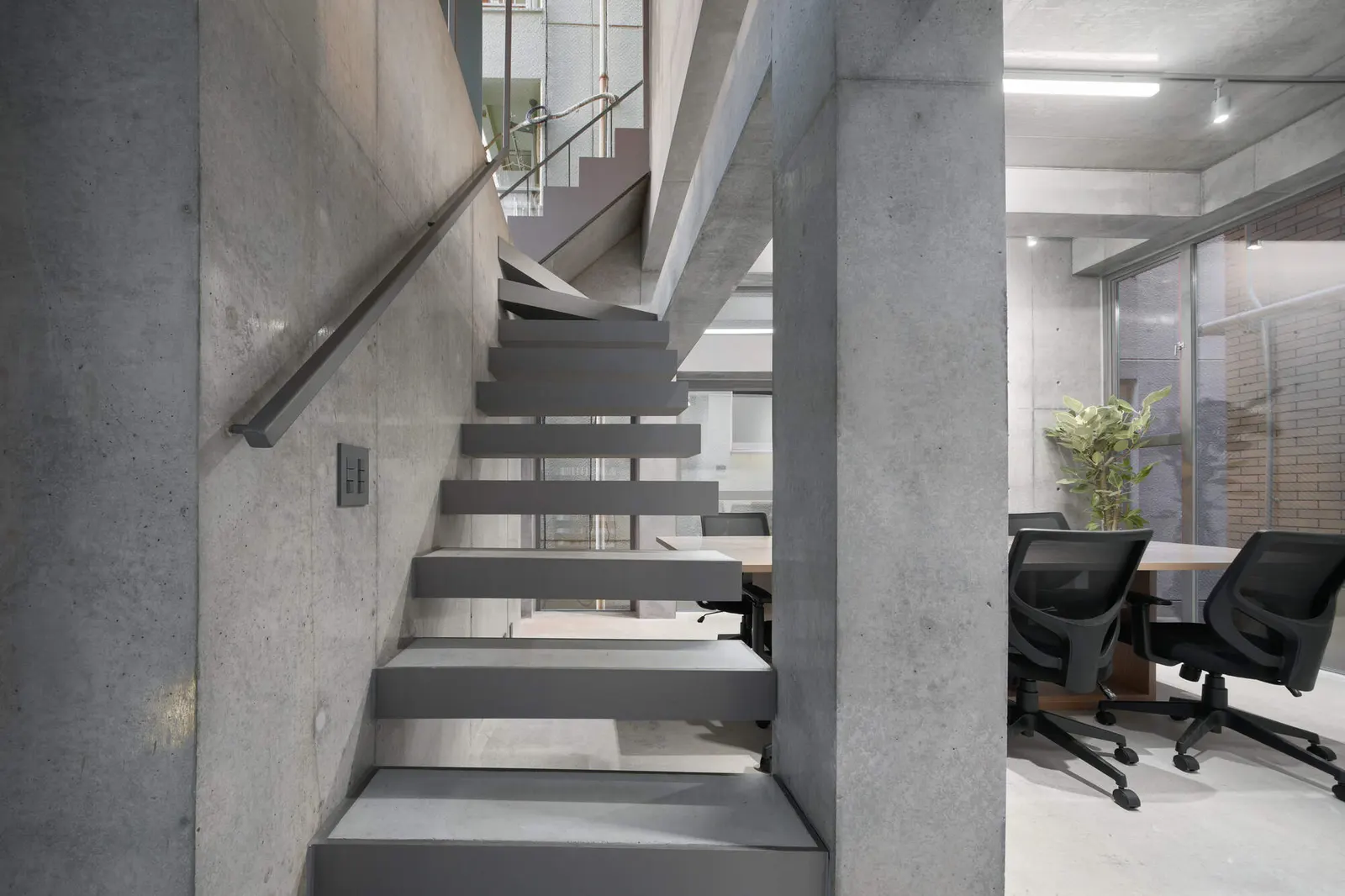 Koenji Office Building / SO&CO — офисный штаб-квартира на участке с фасадом 2 метра