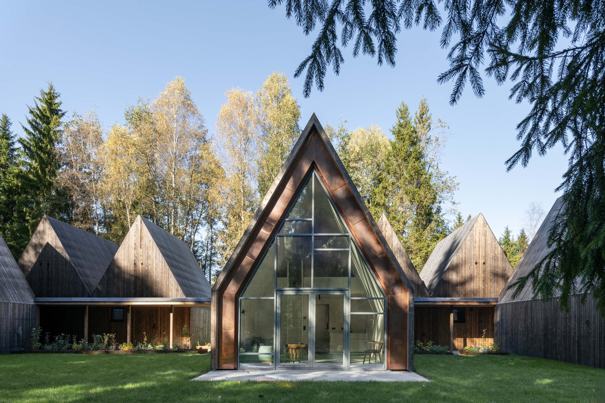 Sanctum Retreat / arches: ретрит в лесной поляне возле Бездонysa