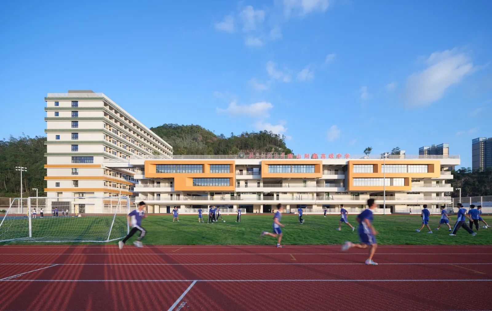 Школа-кампус с террасами и дворами: The Nanshan Affiliated School of Beijing Normal University / Z&Z STUDIO
