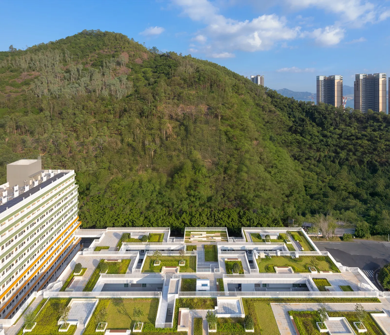 Школа-кампус с террасами и дворами: The Nanshan Affiliated School of Beijing Normal University / Z&Z STUDIO