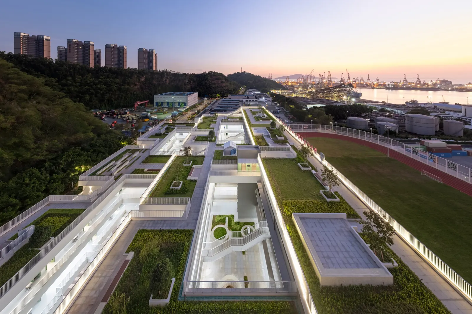 Школа-кампус с террасами и дворами: The Nanshan Affiliated School of Beijing Normal University / Z&Z STUDIO