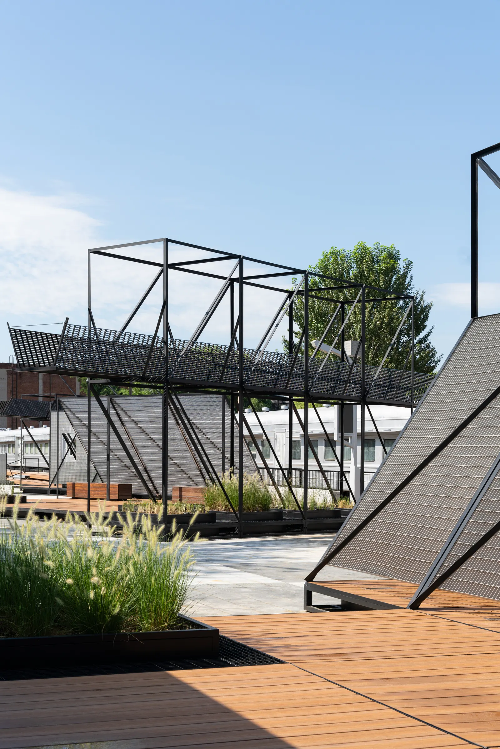 Реконструкция Train Street в парке 798·751 / Studio NOR