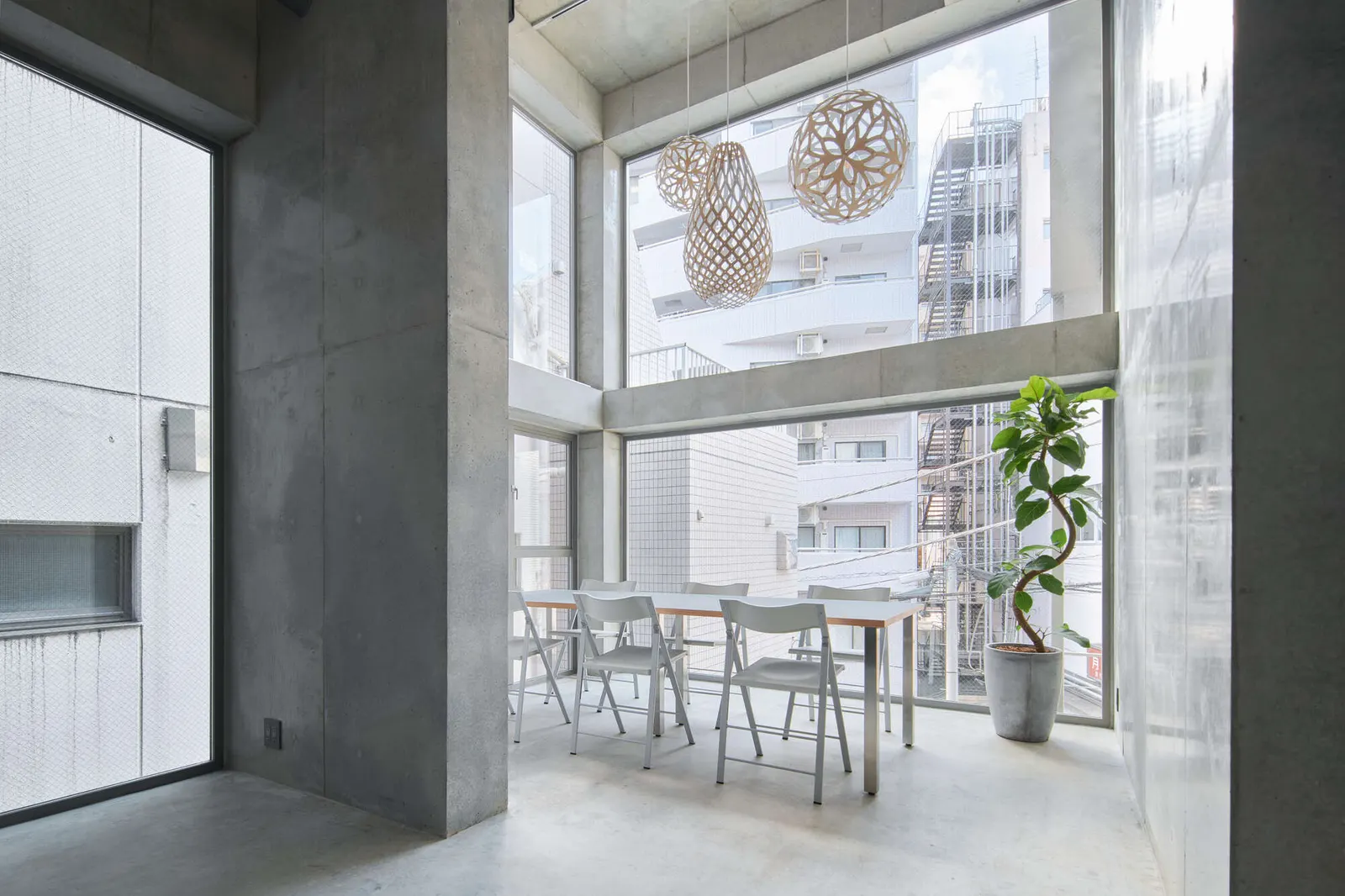 Koenji Office Building / SO&CO — офисный штаб-квартира на участке с фасадом 2 метра