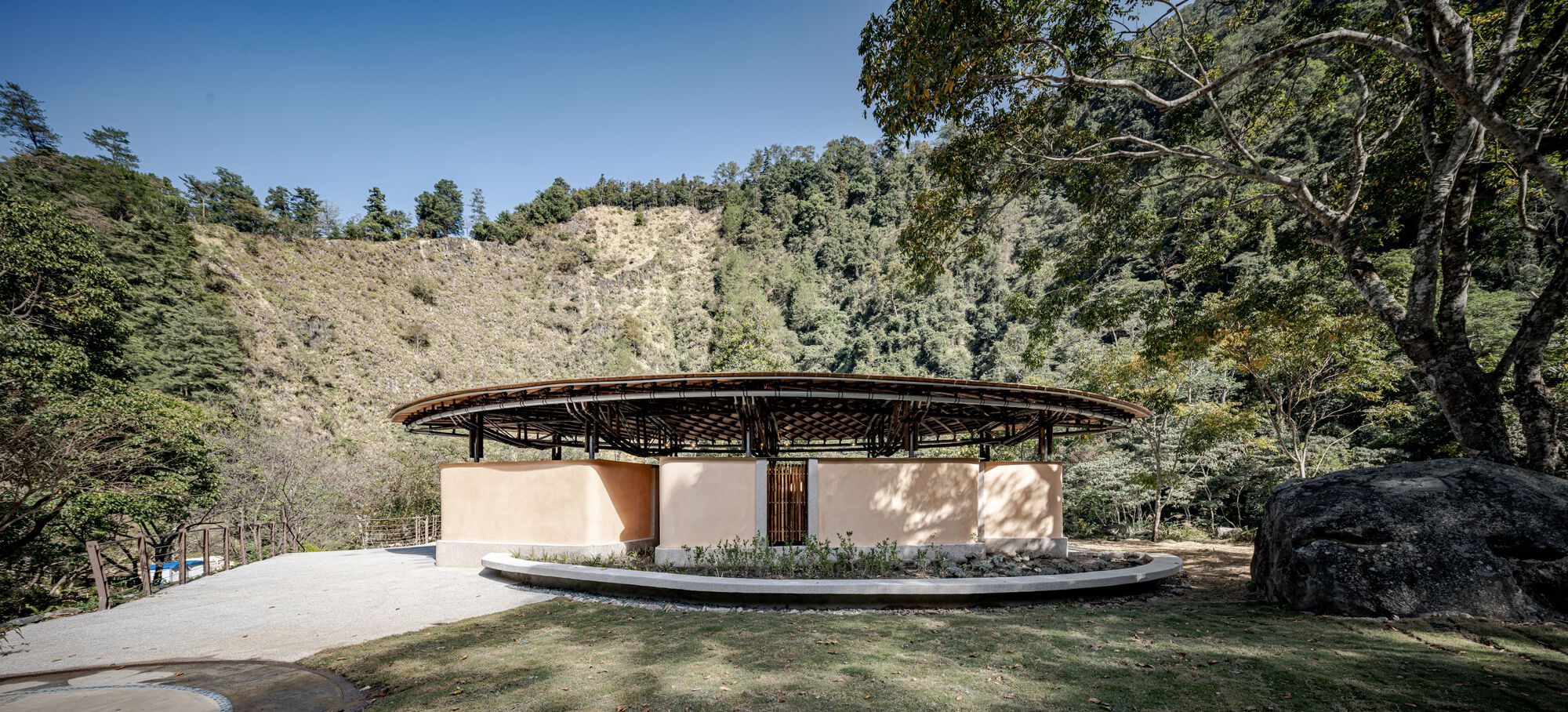 Basianshan Natural Public Toilet / Protoplain Architects