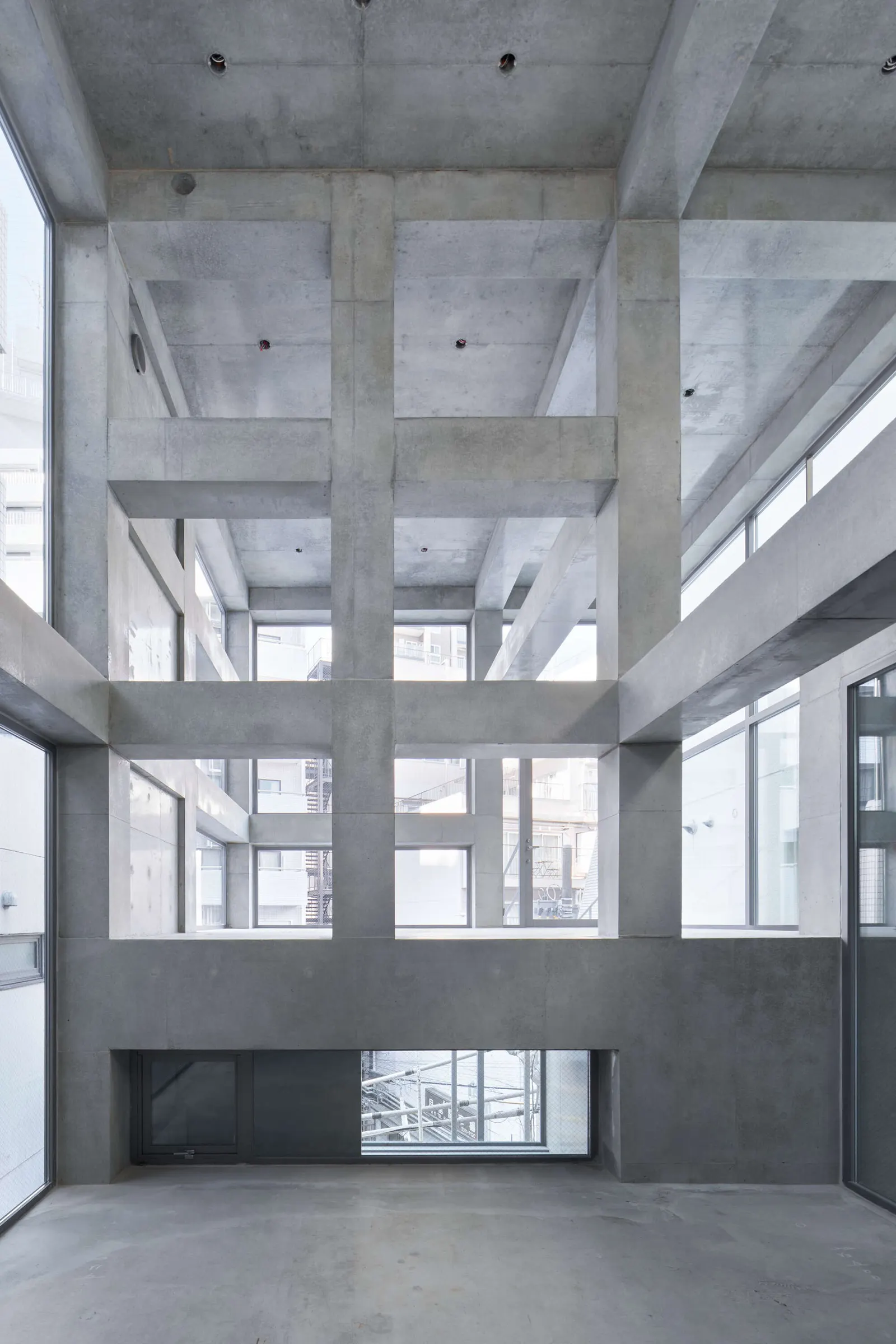 Koenji Office Building / SO&CO — офисный штаб-квартира на участке с фасадом 2 метра
