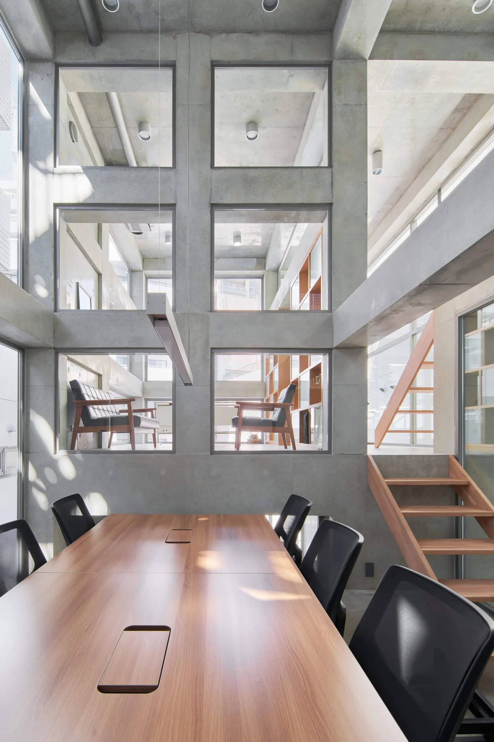 Koenji Office Building / SO&CO — офисный штаб-квартира на участке с фасадом 2 метра