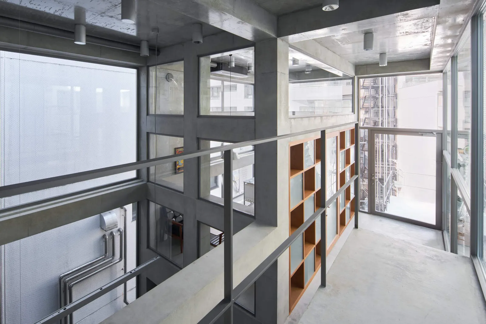 Koenji Office Building / SO&CO — офисный штаб-квартира на участке с фасадом 2 метра