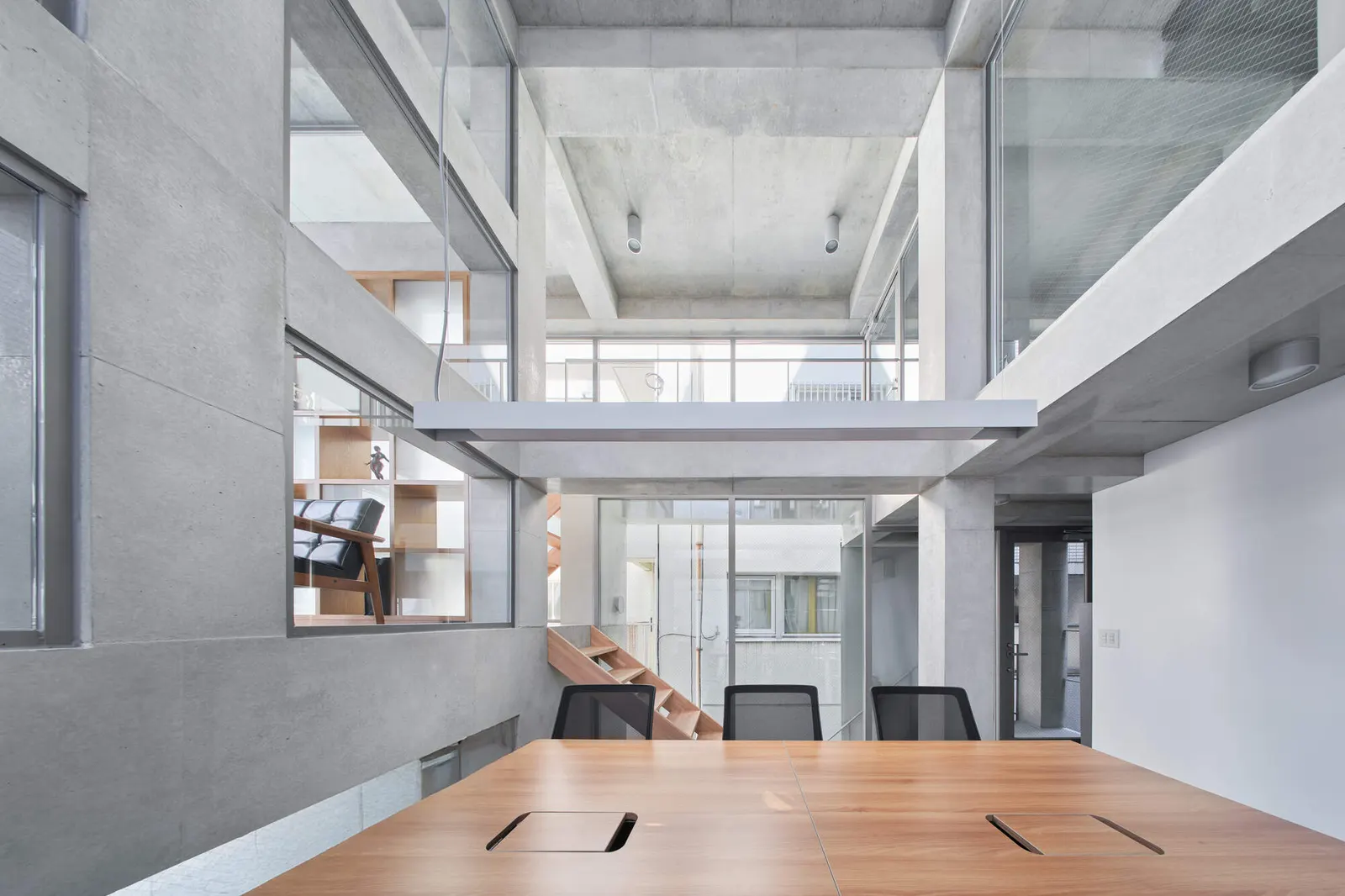 Koenji Office Building / SO&CO — офисный штаб-квартира на участке с фасадом 2 метра