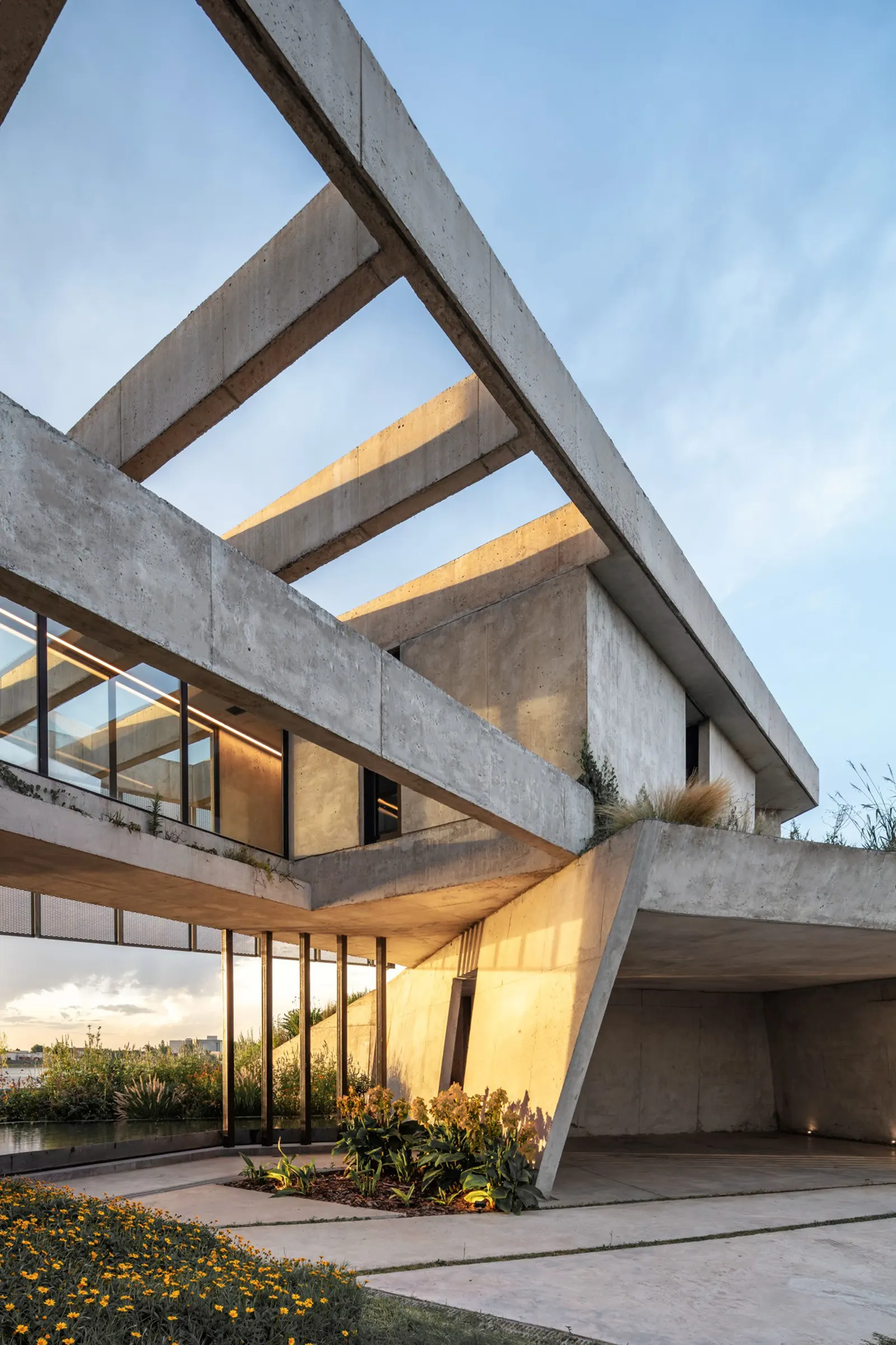 Lomadas House / Grizzo Studio — дом на двух насыпях и берегу лагуны в Пиларе