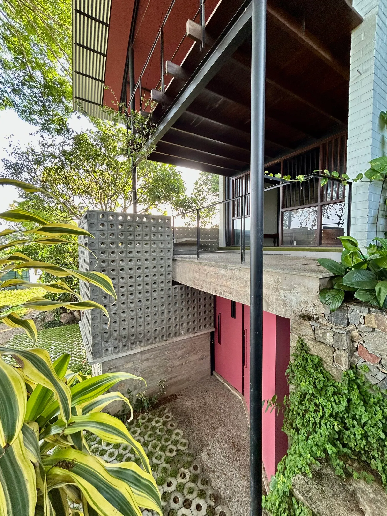 Primrose House / Robust Architecture Workshop: реконструкция дома в Канди с акцентом на свет и повторное использование