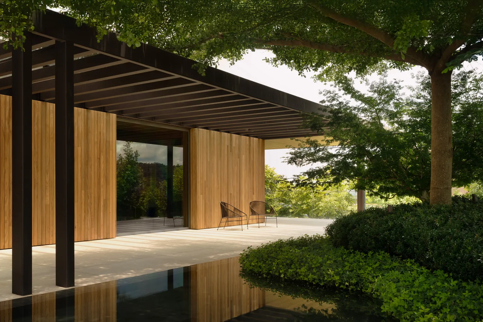 Дом Tear в Браганса-Паулиста: проект Felipe Caboclo Arquitetura, где структура, интерьер и сад переплетаются как нити