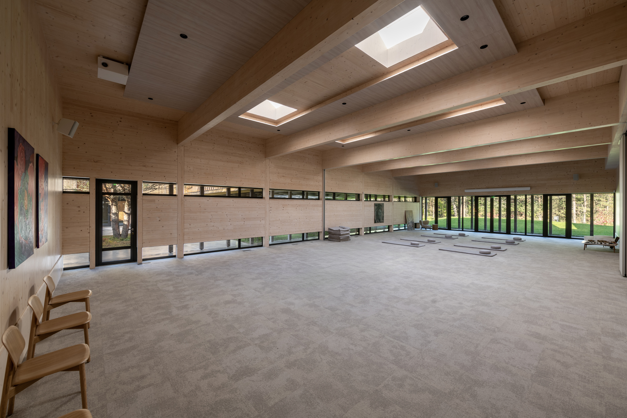 Sanctum Retreat / arches: ретрит в лесной поляне возле Бездонysa