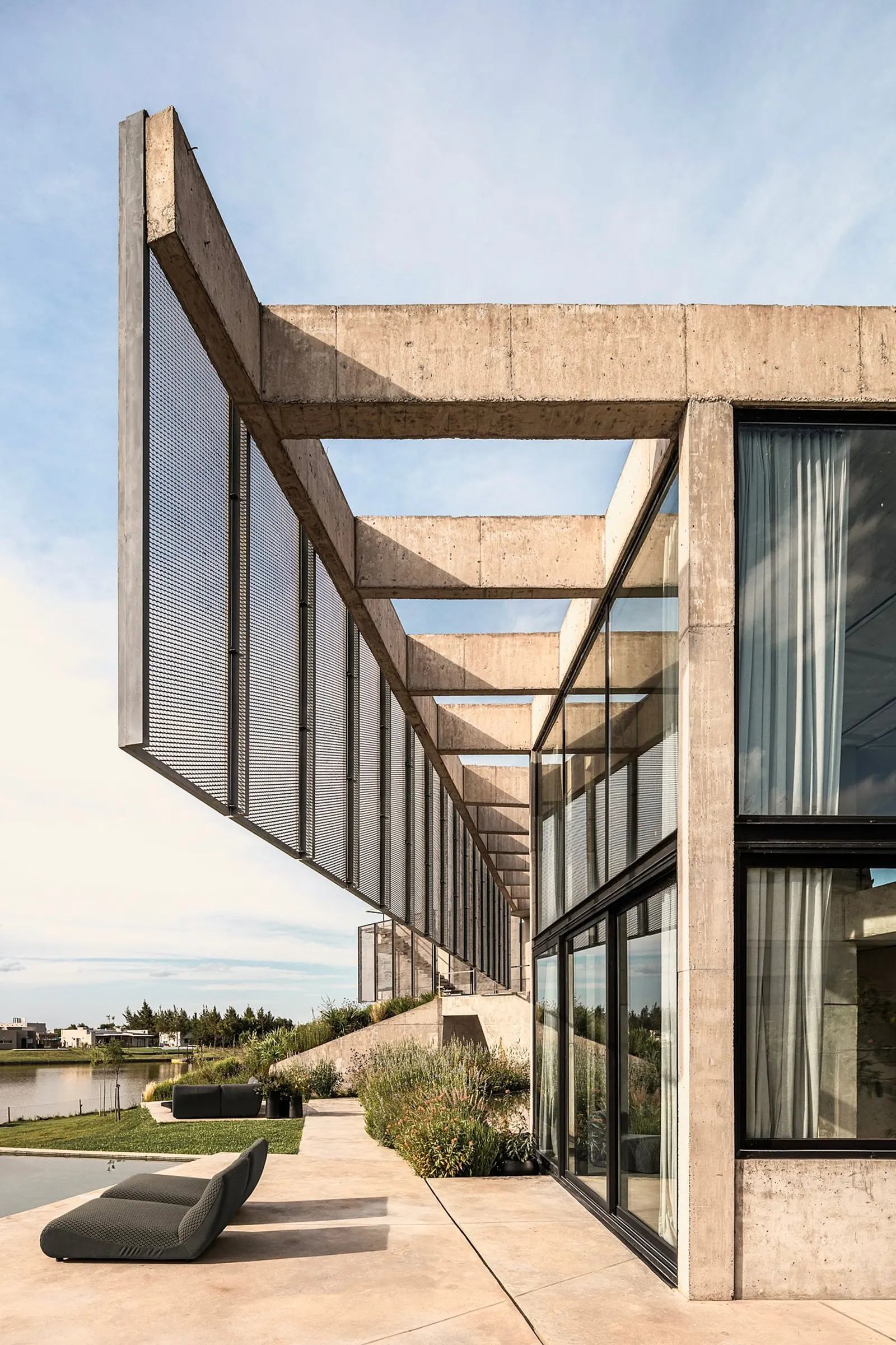 Lomadas House / Grizzo Studio — дом на двух насыпях и берегу лагуны в Пиларе