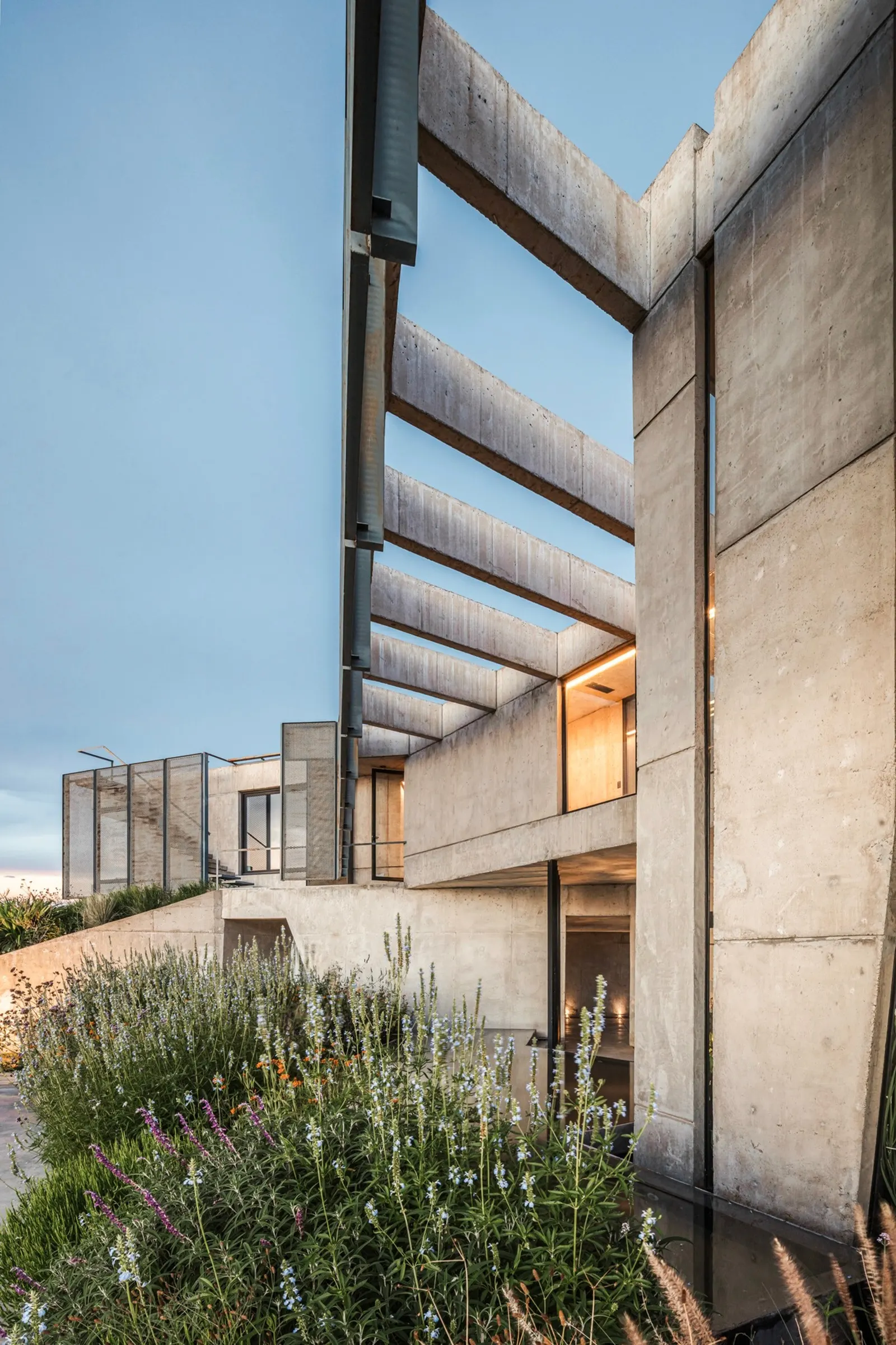 Lomadas House / Grizzo Studio — дом на двух насыпях и берегу лагуны в Пиларе