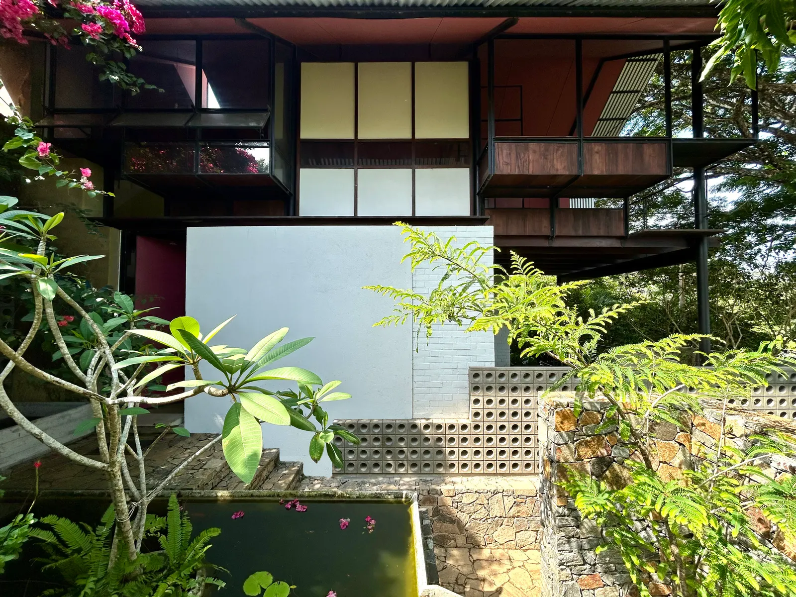 Primrose House / Robust Architecture Workshop: реконструкция дома в Канди с акцентом на свет и повторное использование