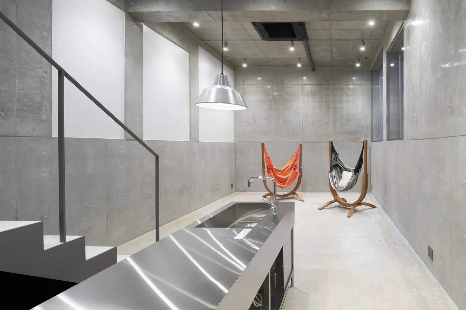 Koenji Office Building / SO&CO — офисный штаб-квартира на участке с фасадом 2 метра