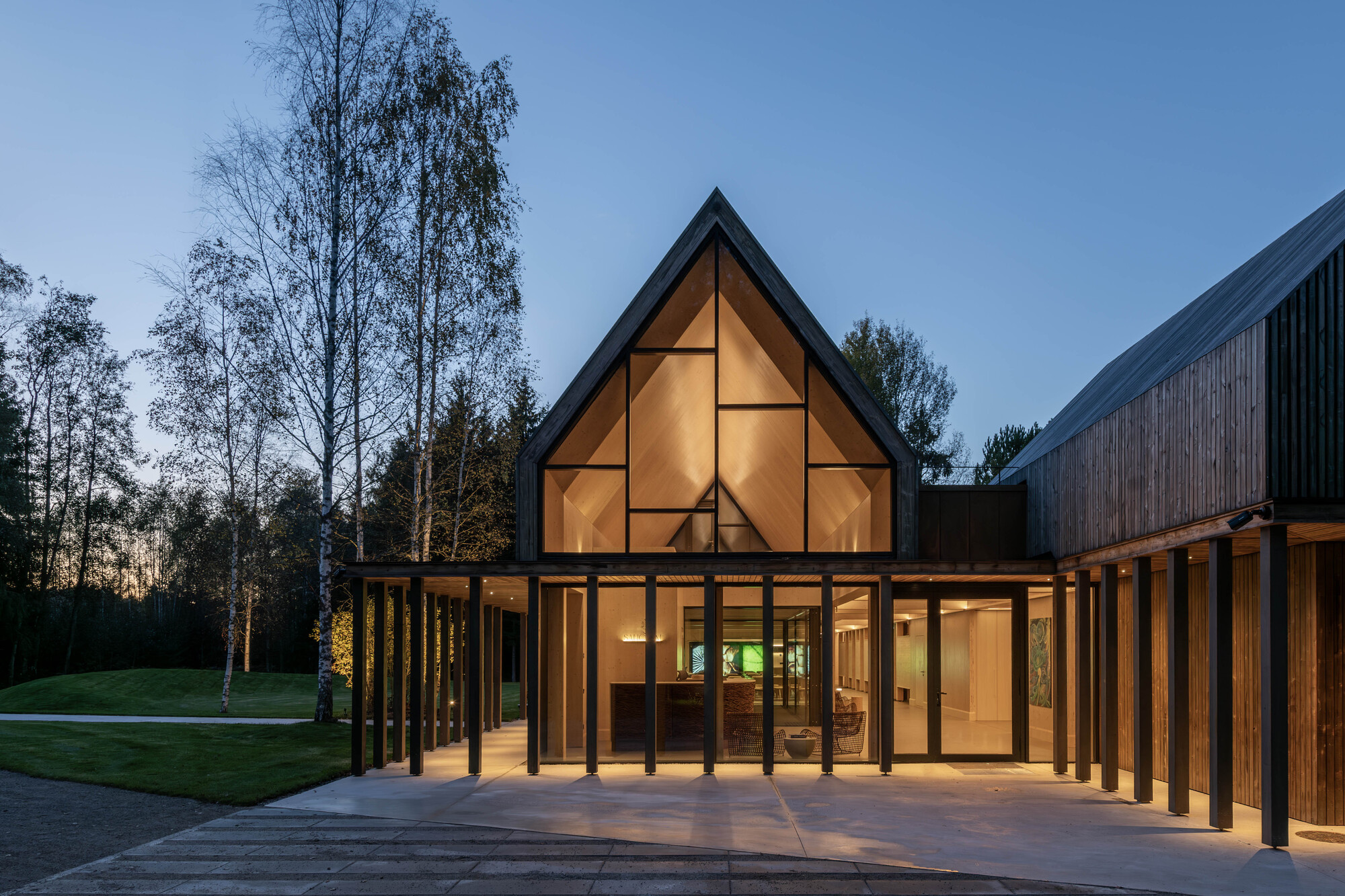 Sanctum Retreat / arches: ретрит в лесной поляне возле Бездонysa