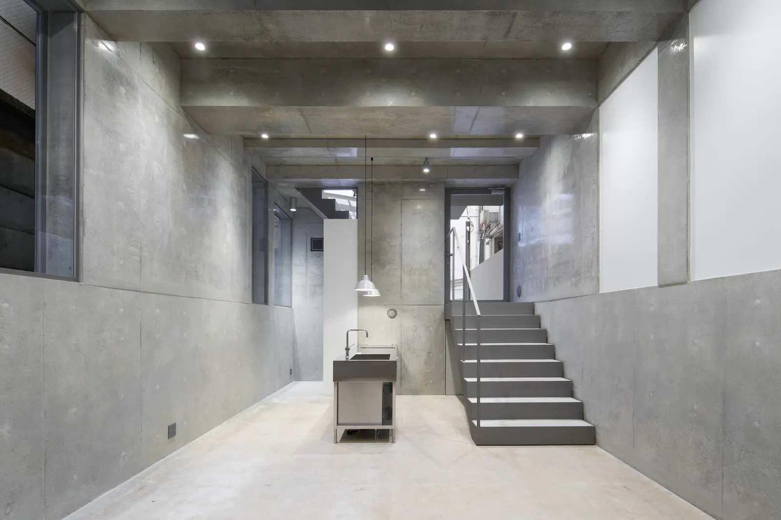 Koenji Office Building / SO&CO — офисный штаб-квартира на участке с фасадом 2 метра