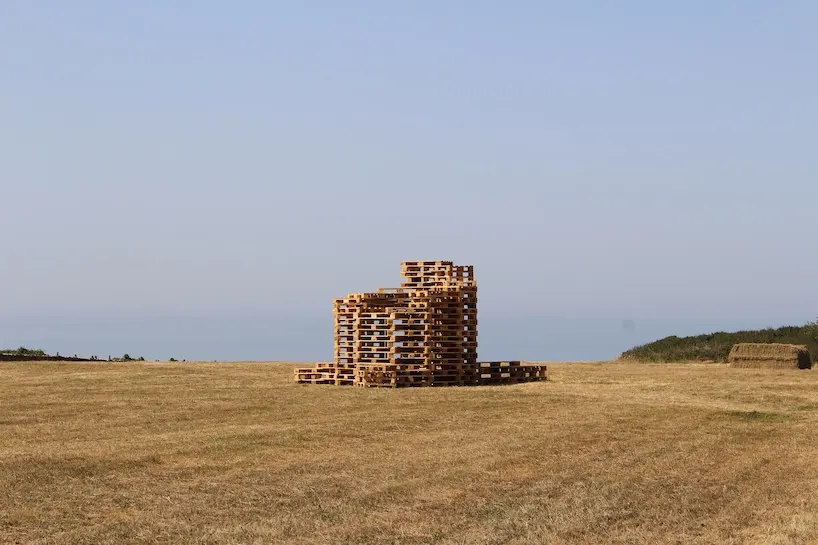 Jakob+MacFarlane создали на побережье Нормандии временное укрытие из reclaimed-паллет
