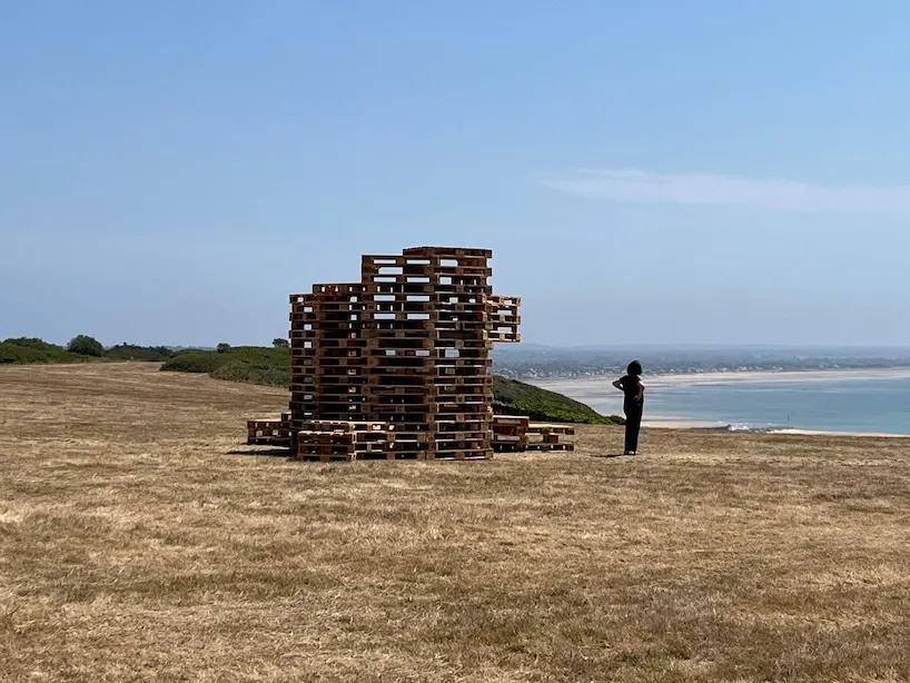 Jakob+MacFarlane создали на побережье Нормандии временное укрытие из reclaimed-паллет
