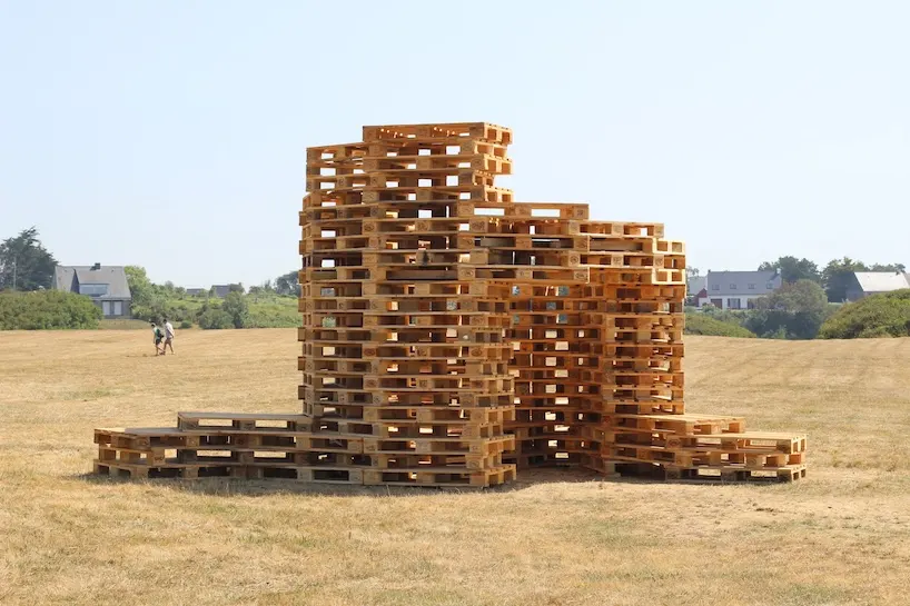 Jakob+MacFarlane создали на побережье Нормандии временное укрытие из reclaimed-паллет