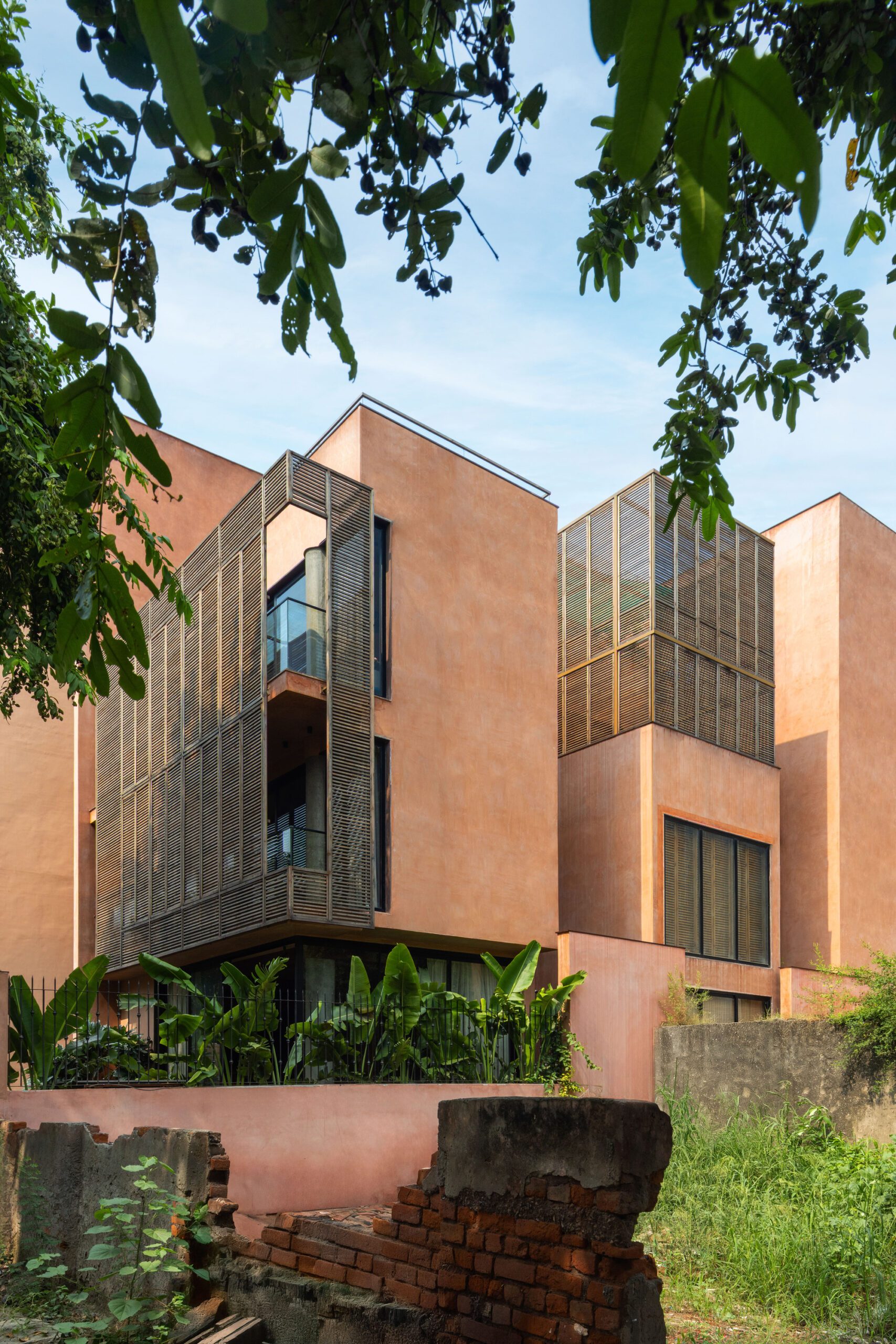 A Tale of Tinted Courts Residence / Architects Collaborative