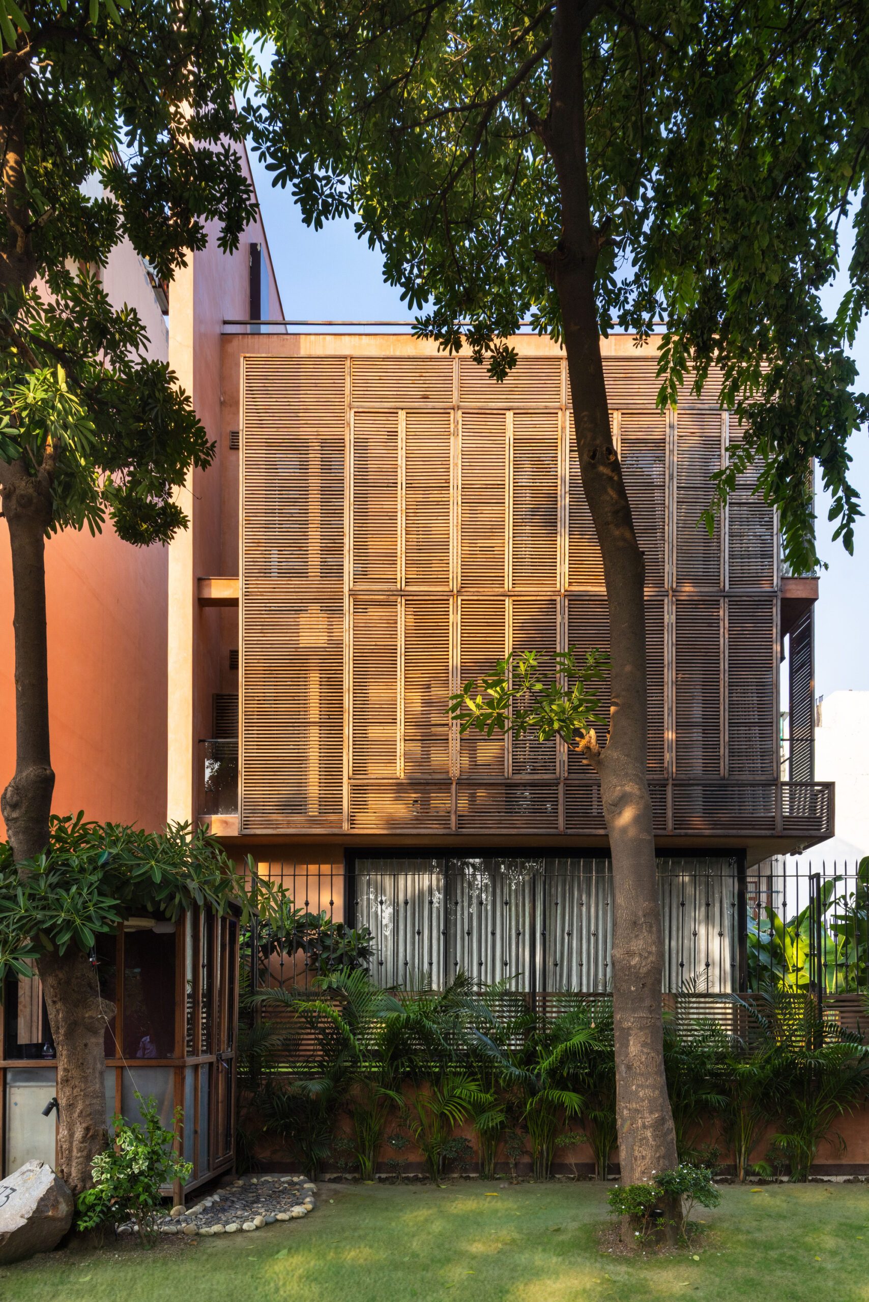 A Tale of Tinted Courts Residence / Architects Collaborative