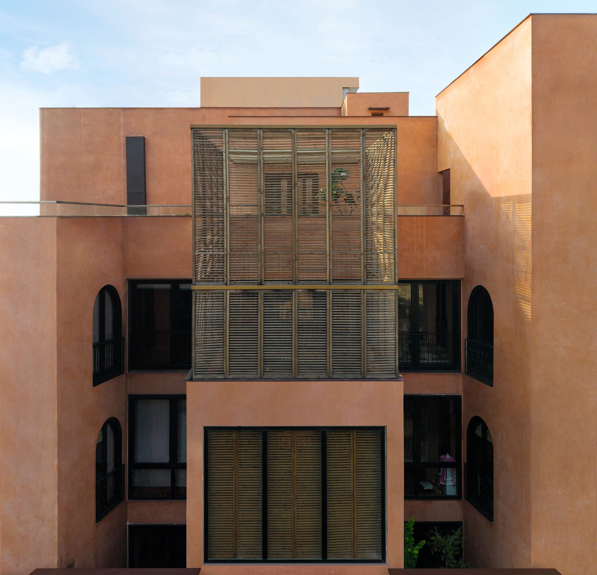 A Tale of Tinted Courts Residence / Architects Collaborative