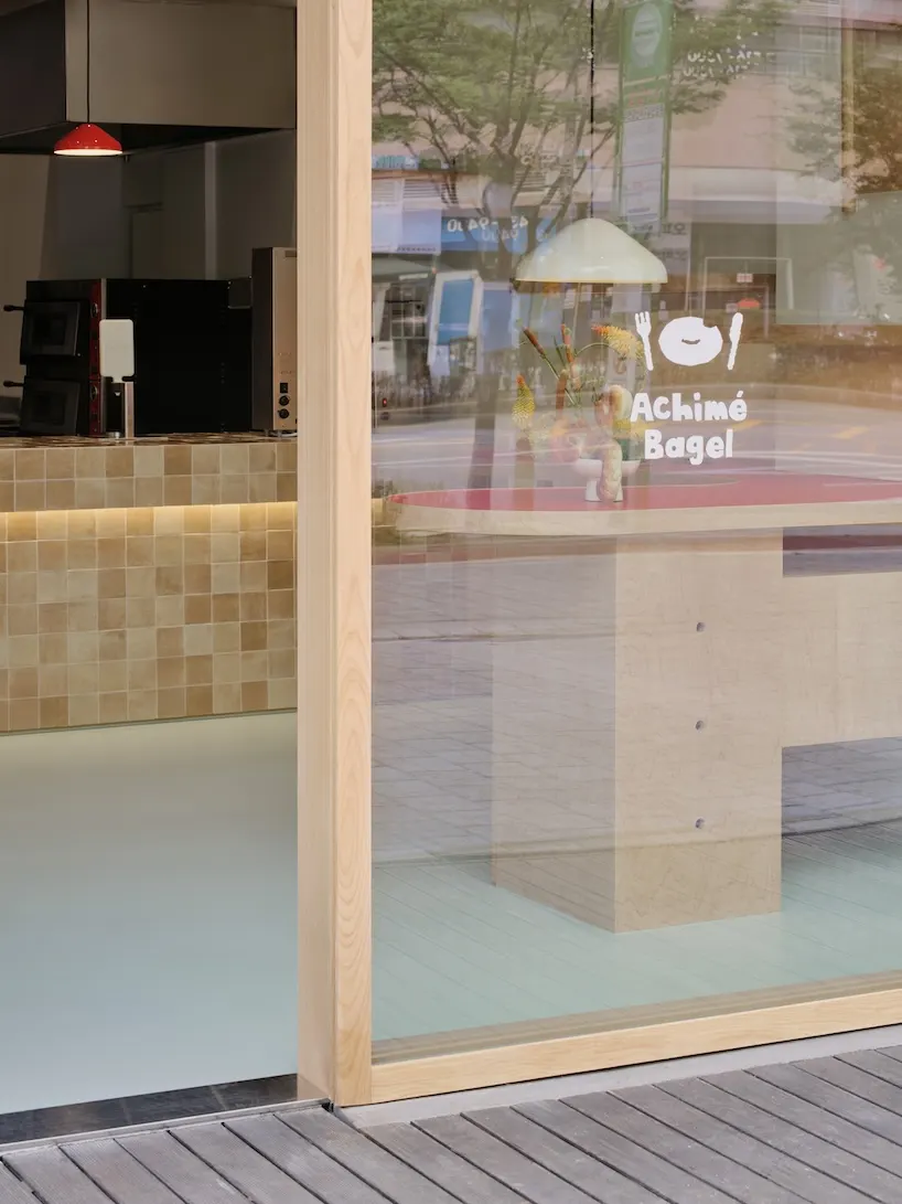 Achime Bagel в Сеуле: открытый интерьер с мотивами бублика и гибкой мебелью