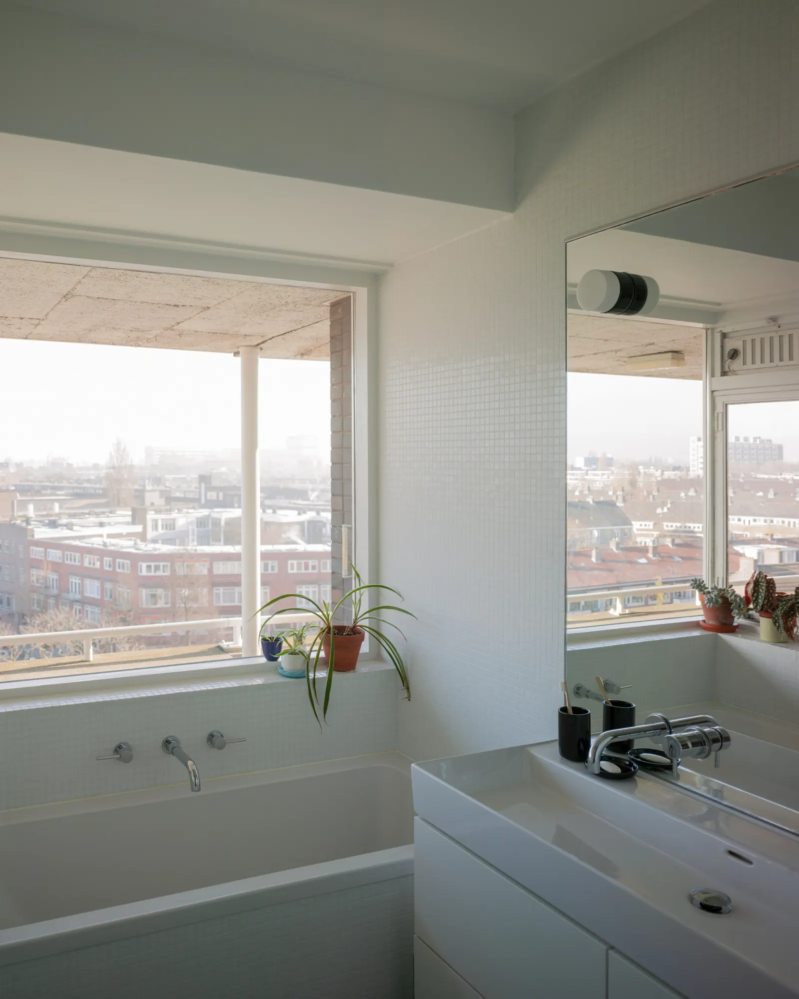 Bentinck Apartment / agence ontwerp: обновление квартиры в Роттердаме с акцентом на наследие 1960-х