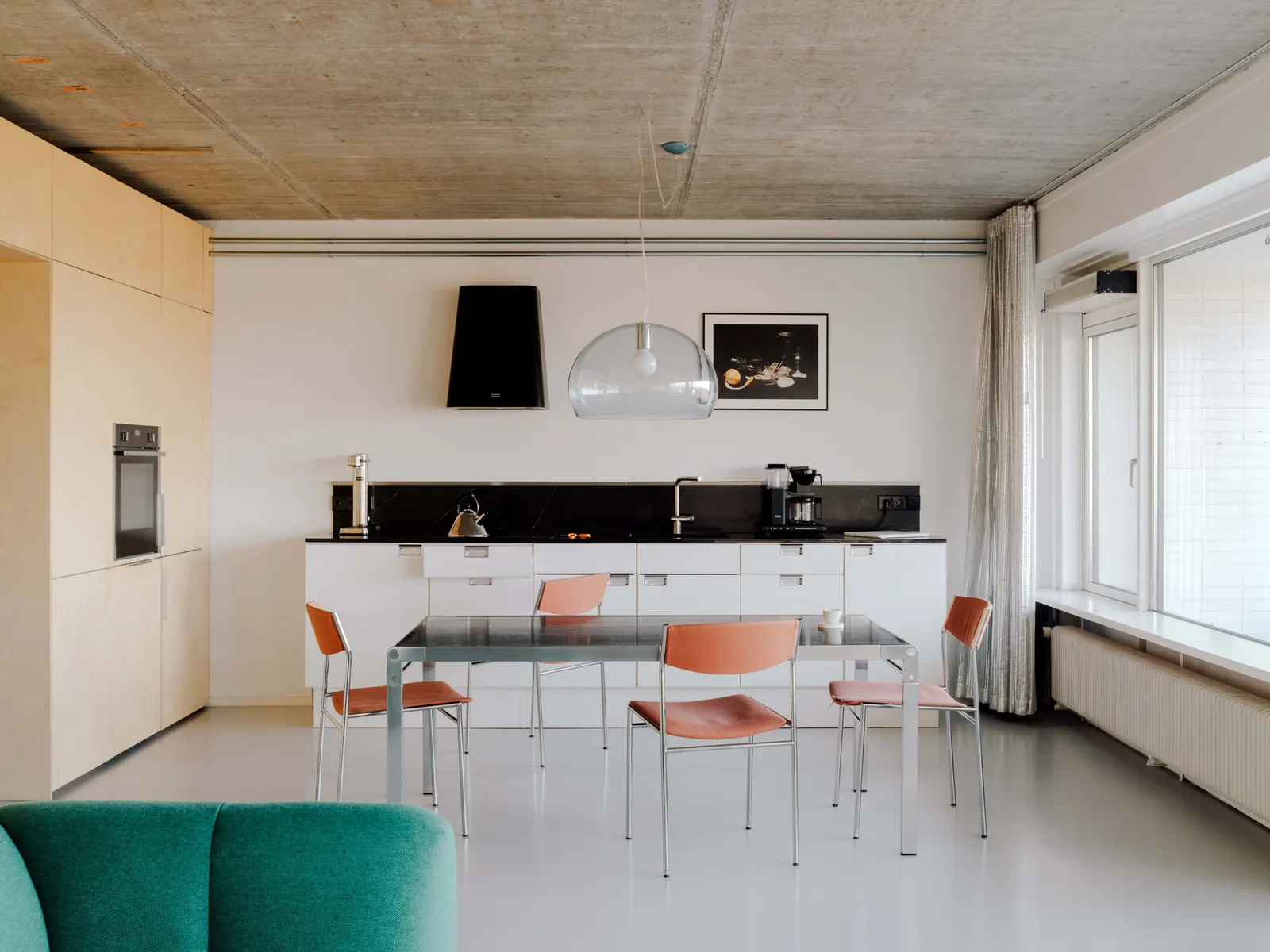 Bentinck Apartment / agence ontwerp: обновление квартиры в Роттердаме с акцентом на наследие 1960-х