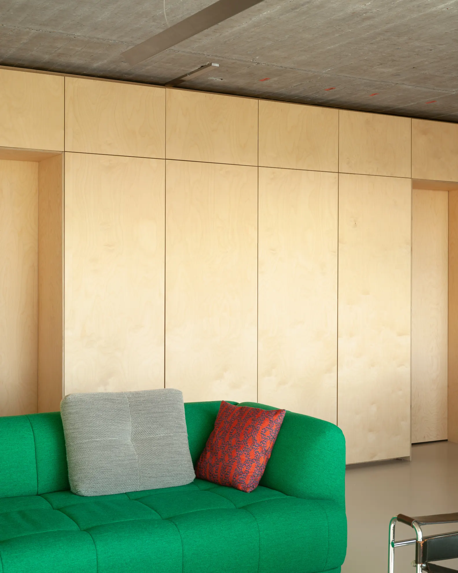 Bentinck Apartment / agence ontwerp: обновление квартиры в Роттердаме с акцентом на наследие 1960-х