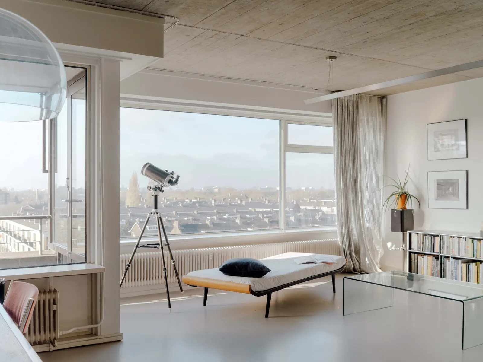 Bentinck Apartment / agence ontwerp: обновление квартиры в Роттердаме с акцентом на наследие 1960-х