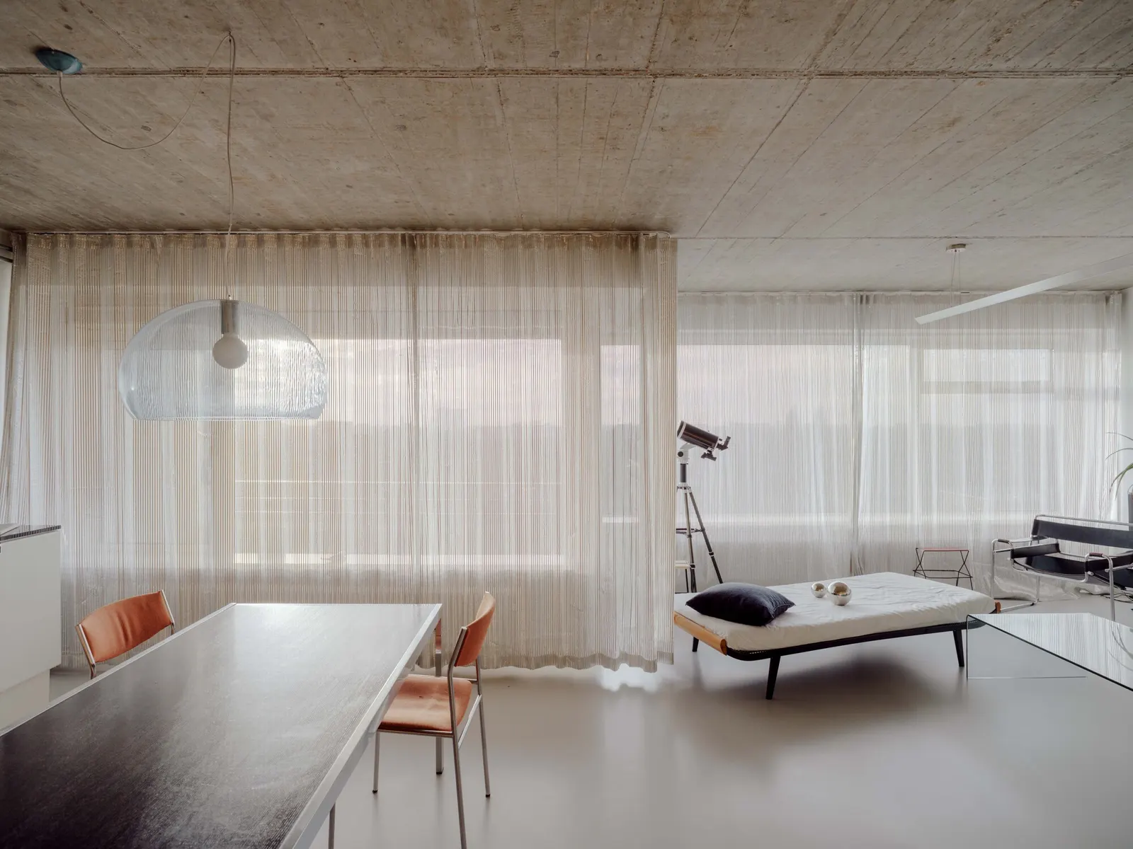 Bentinck Apartment / agence ontwerp: обновление квартиры в Роттердаме с акцентом на наследие 1960-х