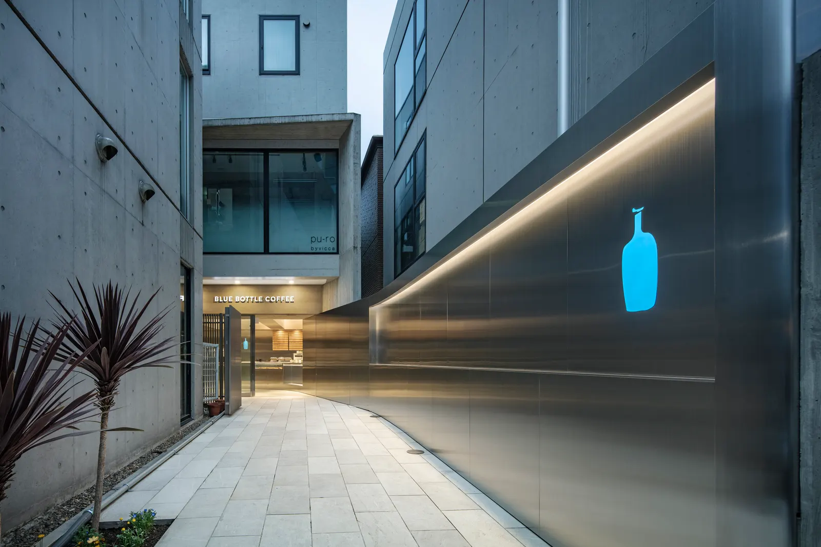 Blue Bottle Coffee Harajuku Cafe / TEKI Design