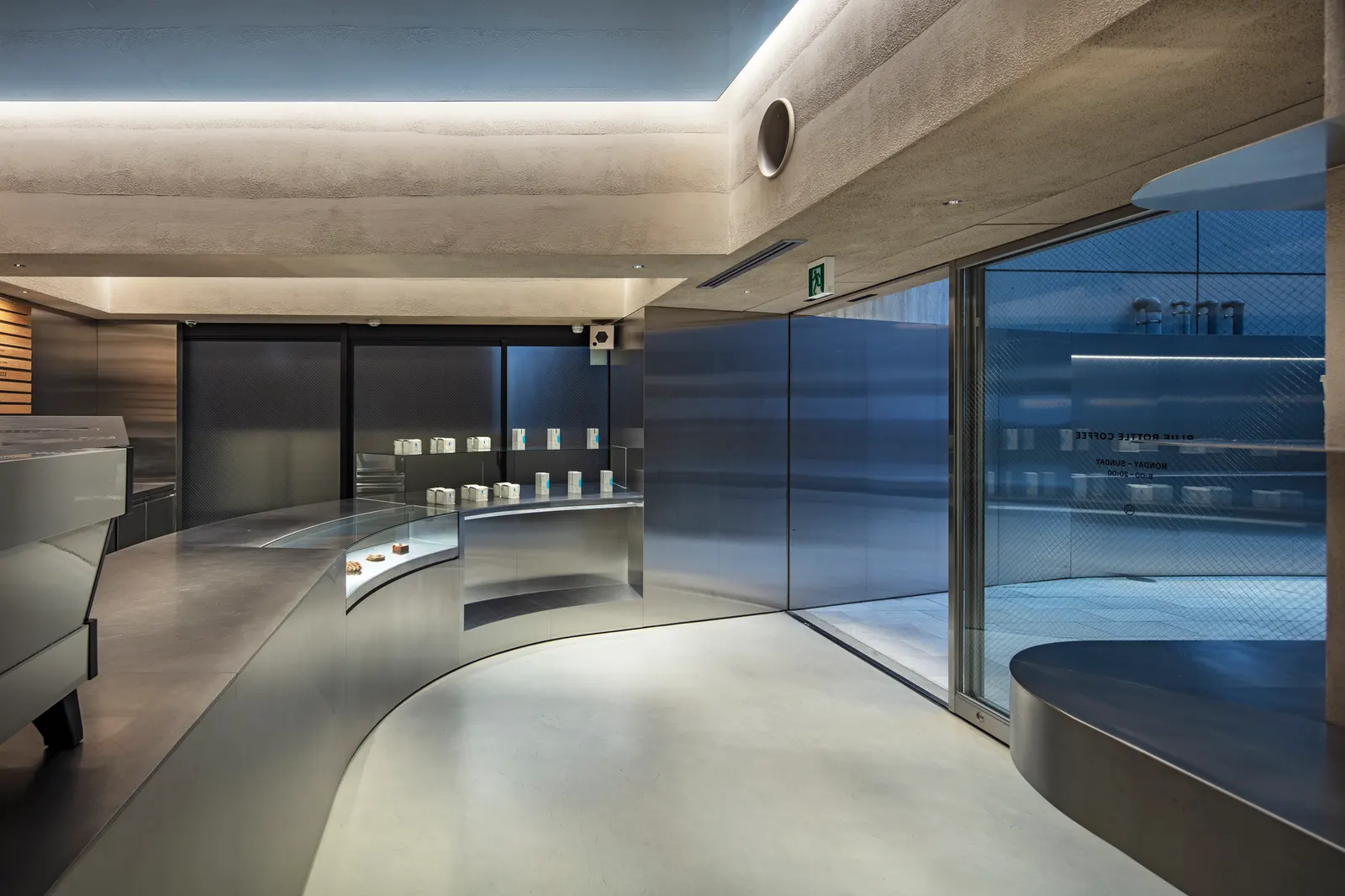 Blue Bottle Coffee Harajuku Cafe / TEKI Design