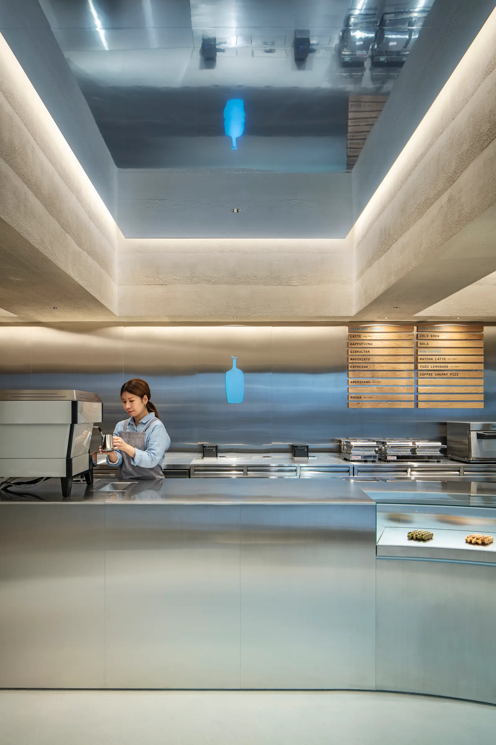 Blue Bottle Coffee Harajuku Cafe / TEKI Design