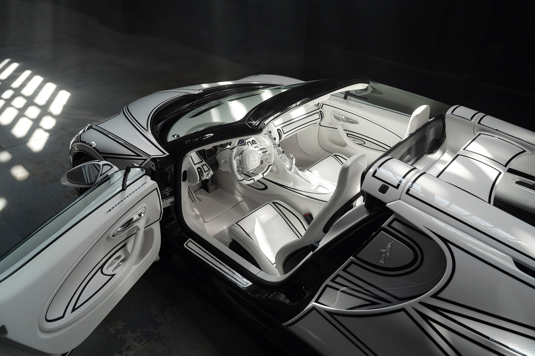Bugatti вручную выводит цифровую графику на W16 Mistral Blanc Éternel